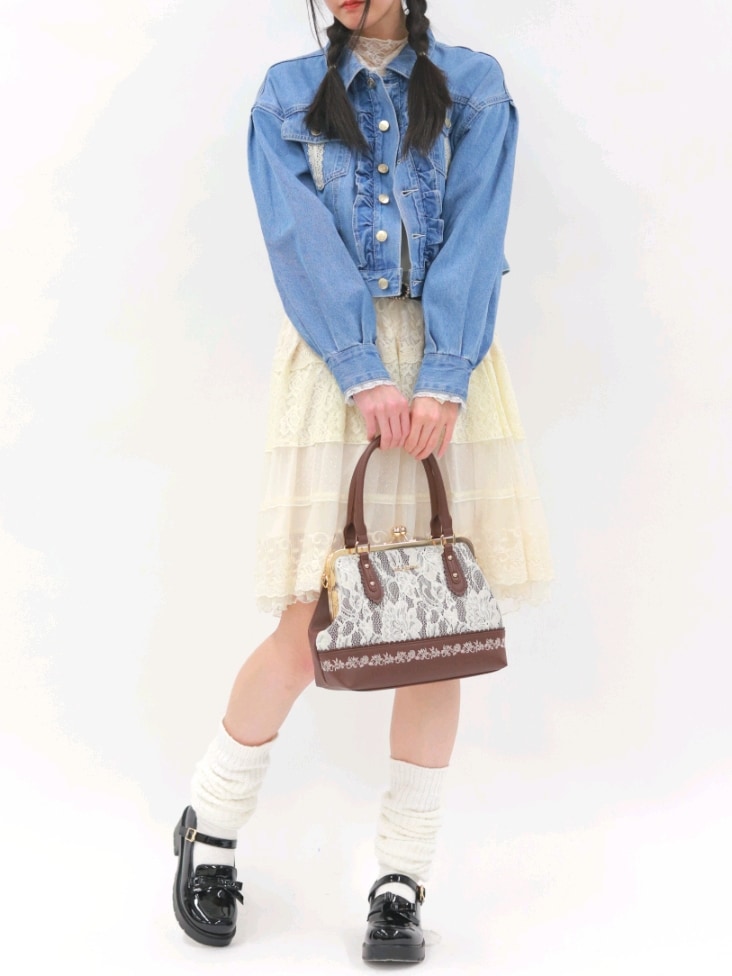 「春めき満開コーデ、axes femme、春服コーデ、お洒落さんとつながりたい、高身長女子、森ガール、チュニック、ミニワンピ、デニムジャケット、デニム、ルーズソックス、ローファー、おしゃれさんと繋がりたい、ボストンバッグ、春コーデ」｜「axes femmeのプチローズレーストップス（Tシャツ/カットソー、ホワイト系）」を使った、Hanaさん（骨格ナチュラル・レディース・168cm）の春コーディネートの4枚目の写真