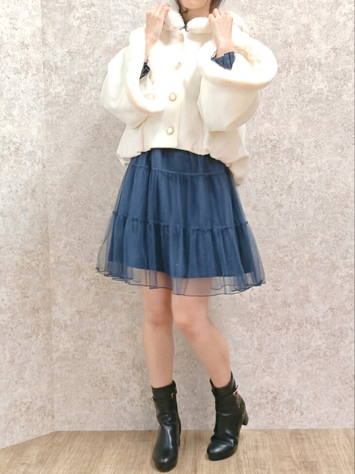 「axes femme、ワンピース、ミニワンピ、ベルスリーブ、デニム、ブーツ、秋コーデ、秋冬コーデ、デート、デートコーデ、クリスマスコーデ、テーマパークコーデ、ガーリー、高身長女子、骨格ナチュラル」｜「axes femme POETIQUEのベルスリーブフード付コート（その他アウター、ホワイト系）」を使った、Hanaさん（レディース・168cm）の秋コーディネートの10枚目の写真