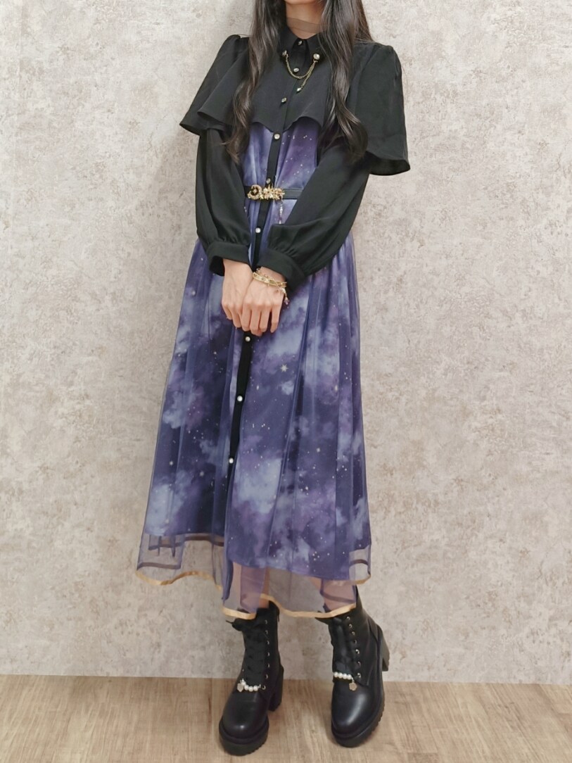 「axes femme、冬コーデ、ワンピース、シャツワンピ、ロングコート、ブーツ、ゴールドアクセ、星座柄、星柄、デートコーデ、おでかけコーデ、フェミニン、キレイめ、高身長女子、おしゃれさんと繋がりたい」｜「axes femmeのテレスコーププリントケープ風ワンピース（ワンピース、パープル系）」を使った、Hanaさん（レディース・168cm）の秋コーディネートの4枚目の写真
