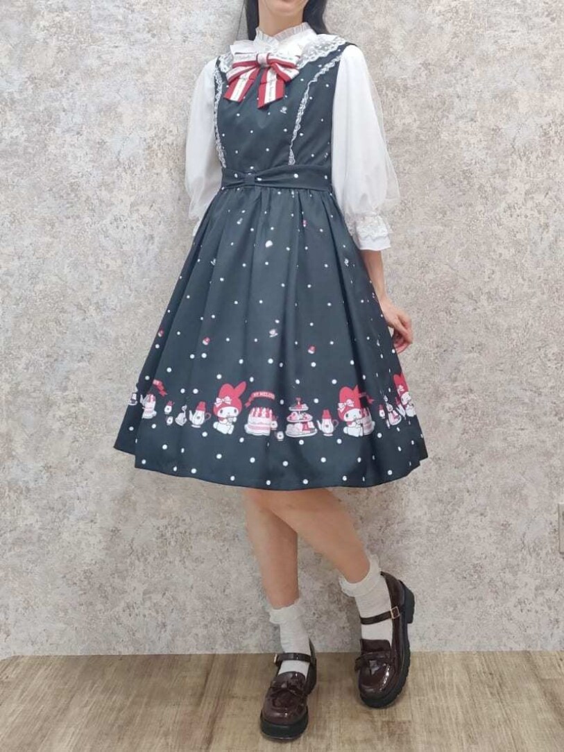 「最近のいい感じコーデ、夏、お出かけコーデ、お洒落さんとつながりたい、ブラックコーデ、フリル、ワンピースコーデ、デートコーデ、ガーリー、ジャンパースカート、テーマパークコーデ、リボン、高身長女子、おしゃれさんと繋がりたい、axes femme」｜「axes femmeのマイメロディ／ジャンスカ（ワンピース、ブラック系）」を使った、Hanaさん（レディース・168cm）の春コーディネートの3枚目の写真