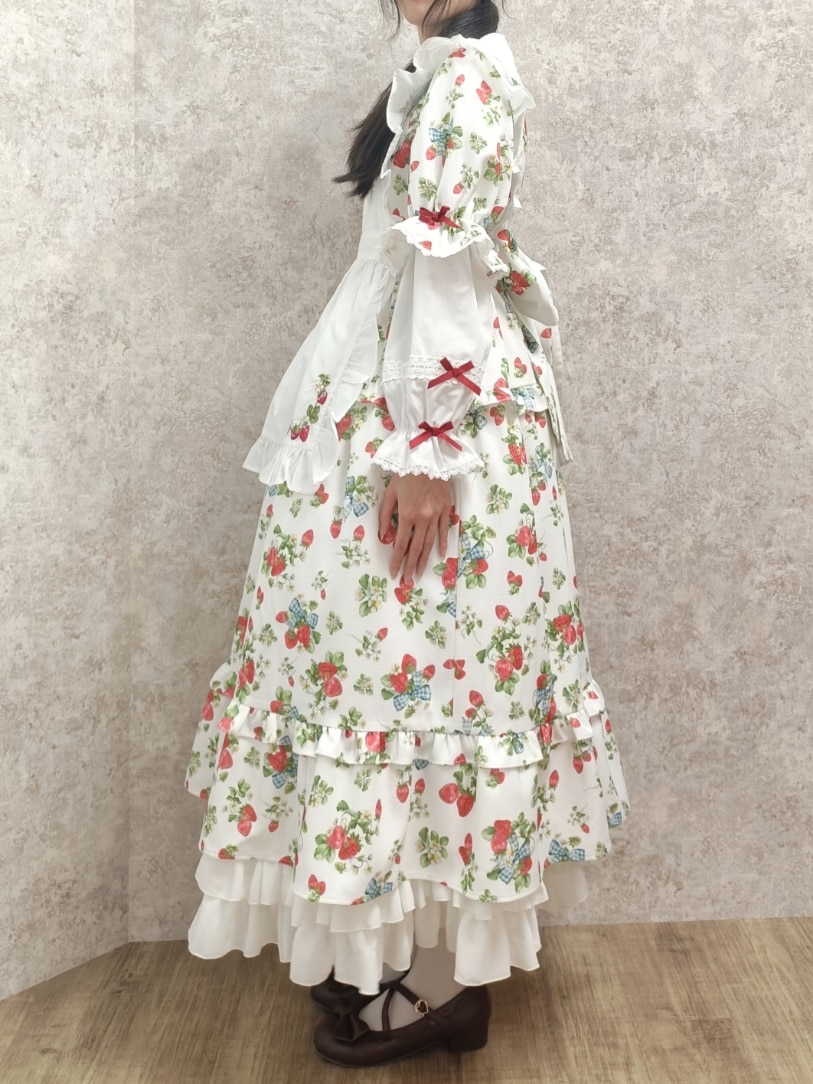 「axes femme、お出かけコーデ、ロリータ、いちご、淡色コーデ、白、ワンピース、ガーリー、高身長女子、おしゃれさんと繋がりたい、エプロン、クラシック、フリル」｜「axes femme kawaiiのクラシックベリーワンピース（ワンピース、ホワイト系）」を使った、Hanaさん（骨格ナチュラル・レディース・168cm）の冬コーディネートの5枚目の写真