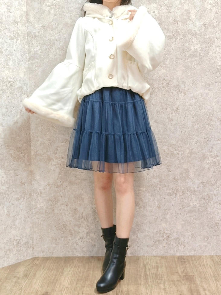 「axes femme、ワンピース、ミニワンピ、ベルスリーブ、デニム、ブーツ、秋コーデ、秋冬コーデ、デート、デートコーデ、クリスマスコーデ、テーマパークコーデ、ガーリー、高身長女子、骨格ナチュラル」｜「axes femme POETIQUEのベルスリーブフード付コート（その他アウター、ホワイト系）」を使った、Hanaさん（レディース・168cm）の秋コーディネートの4枚目の写真