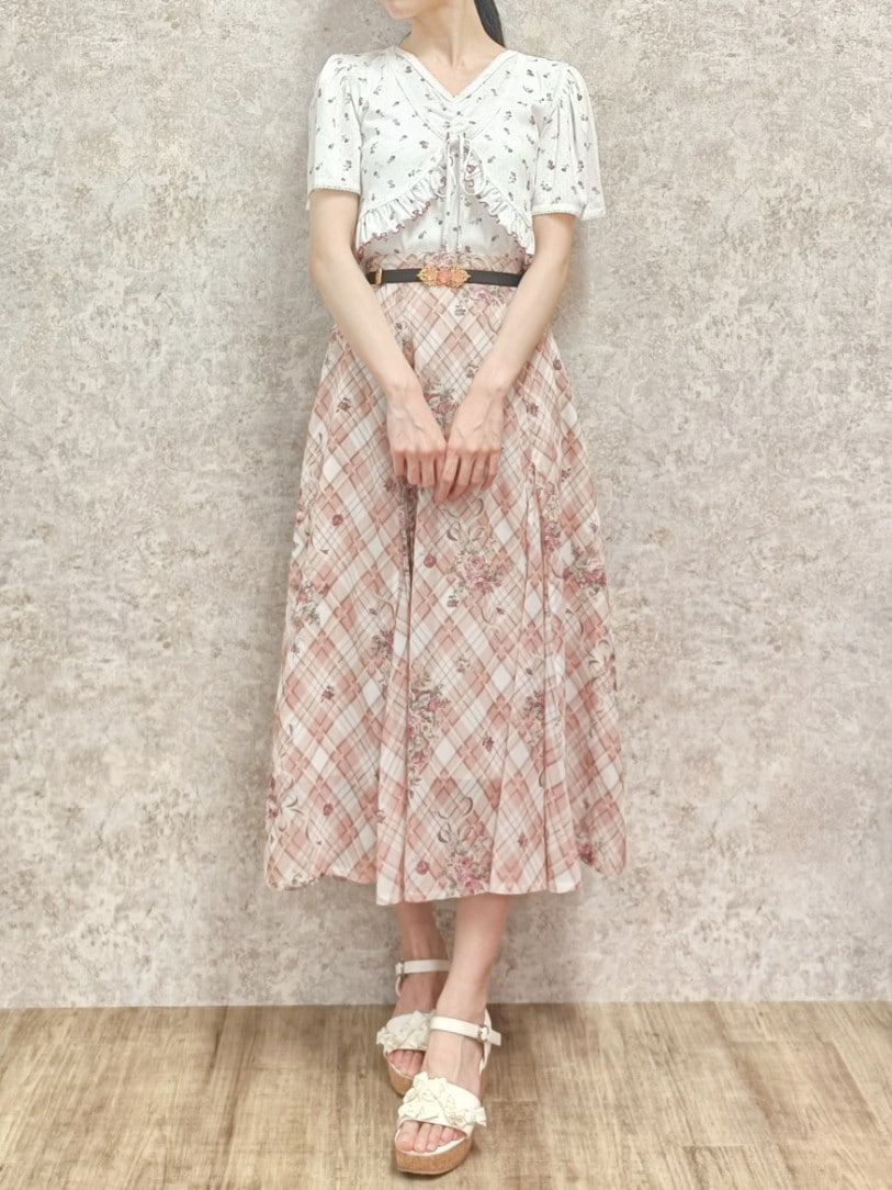 「淡色コーデ、axes femme、初夏コーデ、小花柄、ボレロニット、ボレロ、チェック、チェックスカート、サンダル、大人かわいい、キレイめ、オレンジ、高身長女子、おしゃれさんと繋がりたい、お洒落さんとつながりたい」｜「axes femmeのロージーチェックドロストスカート（スカート、オレンジ系）」を使った、Hanaさん（レディース・168cm）の春コーディネートの2枚目の写真