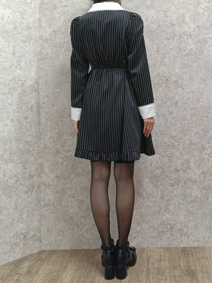 「axes femme POETIQUE、黒、ゴシック、ガーリー、フェミニン、ミニワンピ、ニーハイソックス、リボン、ストライプ、モノトーン、ブラックコーデ、ブラック、高身長女子、おしゃれさんと繋がりたい、厚底シューズ」｜「axes femme POETIQUEのサイドレースアップワンピ（ワンピース、ブラック系）」を使った、Hanaさん（骨格ナチュラル・レディース・168cm）の冬コーディネートの5枚目の写真