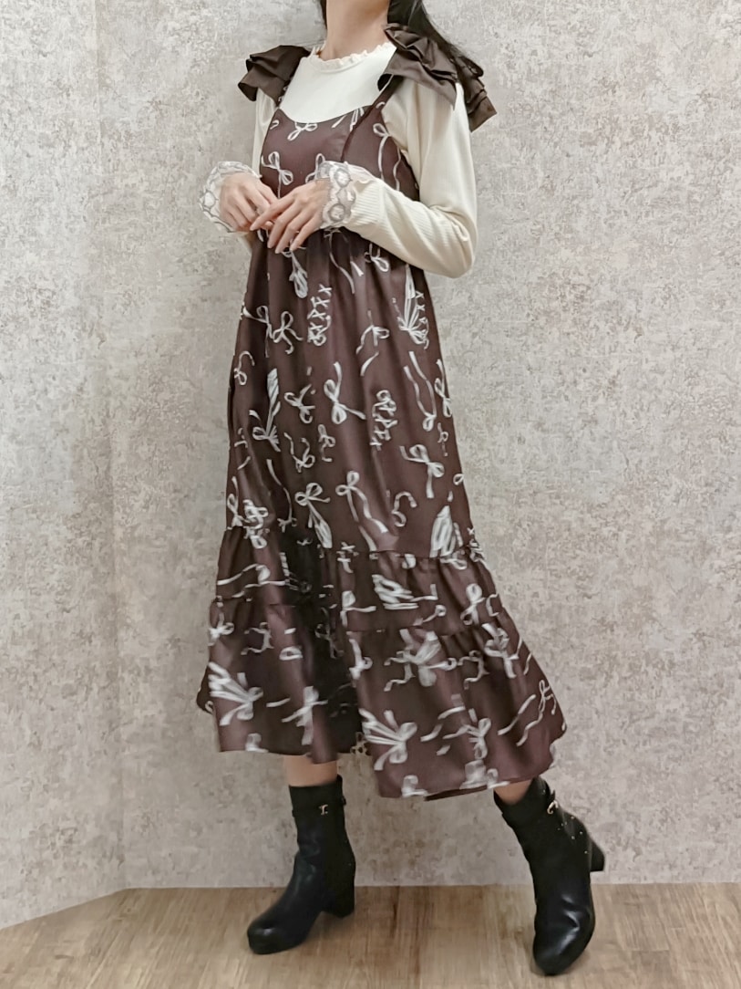 「axes femme、ブラウン、お出かけコーデ、デート、リボン、肩リボン、レーストップス、秋冬コーデ、フェミニン、レイヤードスタイル、高身長女子、おしゃれさんと繋がりたい、休日スタイル、バレエコア、キャミワンピ」｜「axes femmeのトゥシューズ柄リボン付ワンピース（ワンピース、ブラウン系）」を使った、Hanaさん（レディース・168cm）の秋コーディネートの3枚目の写真