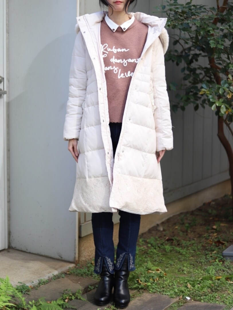 「axes femme、大人コーデ、パンツスタイル、オトナ女子、ブーツスタイル、おしゃれさんと繋がりたい、ootd、ダウンジャケット、スキニーデニム、高身長女子、デニム、ロングコート、きれいめカジュアル、ニット、冬コーデ」｜「axes femmeのコード刺繍風ロゴニットプルオーバー（ニット/セーター、ブラウン系）」を使った、Hanaさん（骨格ナチュラル・レディース・168cm）の冬コーディネートの3枚目の写真