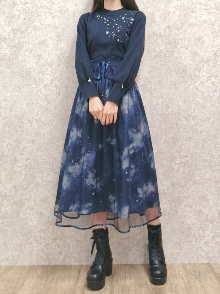 「axes femme、ブーツ、冬コーデ、秋冬コーデ、キレイめ、星柄、星座柄、刺繍、ニット、コルセットスカート、推し活、お出かけコーデ、デートコーデ、おしゃれさんと繋がりたい、高身長女子」｜「axes femmeのテレスコーププリントスカート（スカート、ブルー系）」を使った、Hanaさん（レディース・168cm）の秋コーディネートの2枚目の写真