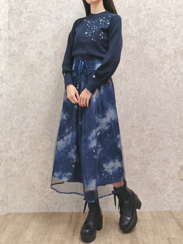 「axes femme、ブーツ、冬コーデ、秋冬コーデ、キレイめ、星柄、星座柄、刺繍、ニット、コルセットスカート、推し活、お出かけコーデ、デートコーデ、おしゃれさんと繋がりたい、高身長女子」｜「axes femmeのテレスコーププリントスカート（スカート、ブルー系）」を使った、Hanaさん（レディース・168cm）の秋コーディネートの4枚目の写真