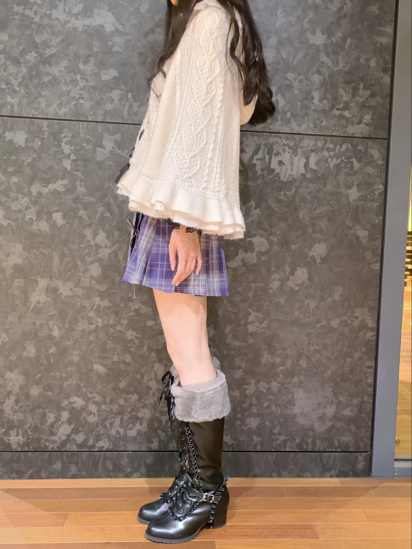 「axes femme、ハロウィン、ガーリー、秋冬コーデ、ポンチョ、ミニスカート、ロングブーツ、チェック、ボア、リボン、量産型、テーマパークコーデ、ディズニーコーデ、高身長女子、おしゃれさんと繋がりたい」｜「axes femme POETIQUEのガーリー裏ボアニットケープ（ポンチョ、ホワイト系）」を使った、Hanaさん（骨格ナチュラル・レディース・168cm）の秋コーディネートの4枚目の写真
