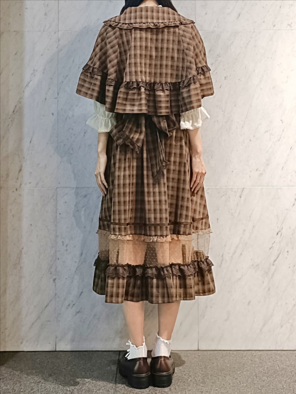 「ロングスカート、休日スタイル、ブラウン、axes femme POETIQUE、おしゃれさんと繋がりたい、チェック、チェック柄、チェック柄に恋してる、秋コーデ、ケープ、キャスケット、クラシカル、ガーリー、高身長女子、ローファー」｜「axes femme POETIQUEの梯子レーススタンドカラーブラウス（シャツ/ブラウス、ホワイト系）」を使った、Hanaさん（骨格ナチュラル・レディース・168cm）の夏コーディネートの5枚目の写真