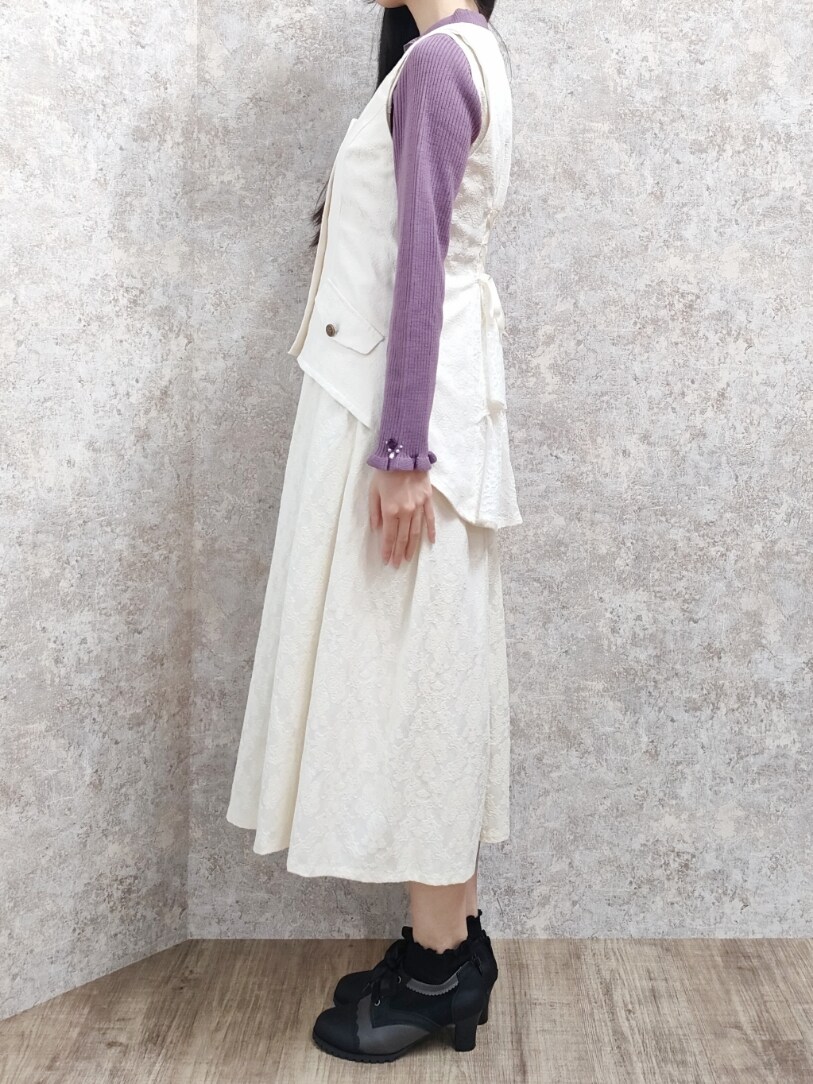「axes femme、エレガント、高身長女子、骨格ナチュラル、セットアップ、ジャカード、薔薇、ニットプルオーバー、レースアップ、レースアップブーツ、コルセット、ジャンスカ、ジャンパースカート、ベスト」｜「axes femmeのバラボトルネックリブプルオーバー（ニット/セーター、パープル系）」を使った、Hanaさん（レディース・168cm）の秋コーディネートの4枚目の写真