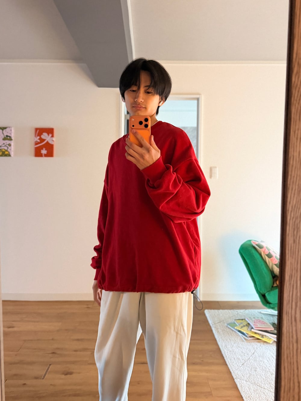 レッド系のスウェット、ホワイト系のその他パンツ、ホワイト系のTシャツ/カットソーを着用したメンズの冬コーディネートの3枚目の写真