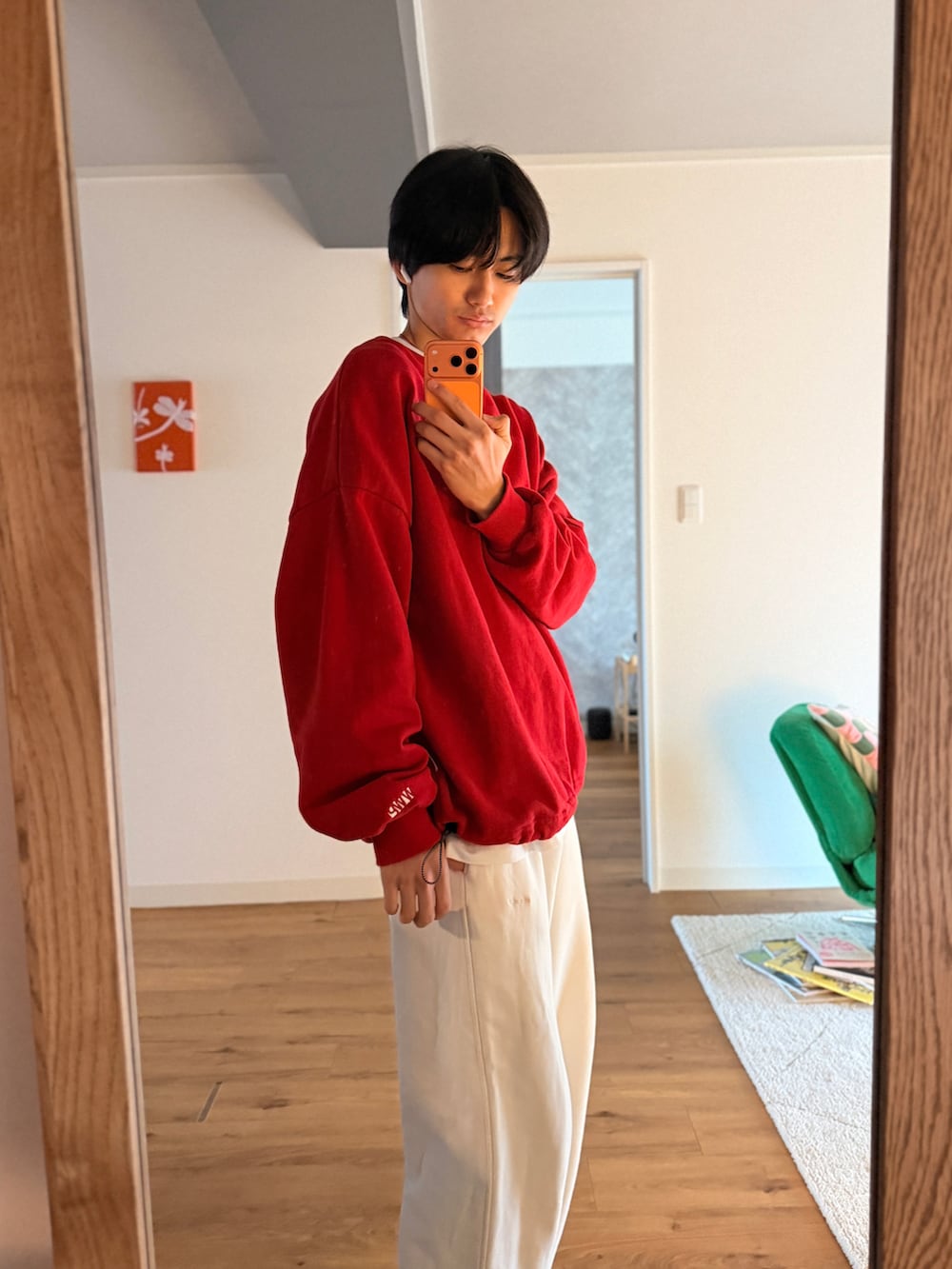 レッド系のスウェット、ホワイト系のその他パンツ、ホワイト系のTシャツ/カットソーを着用したメンズの冬コーディネートの2枚目の写真