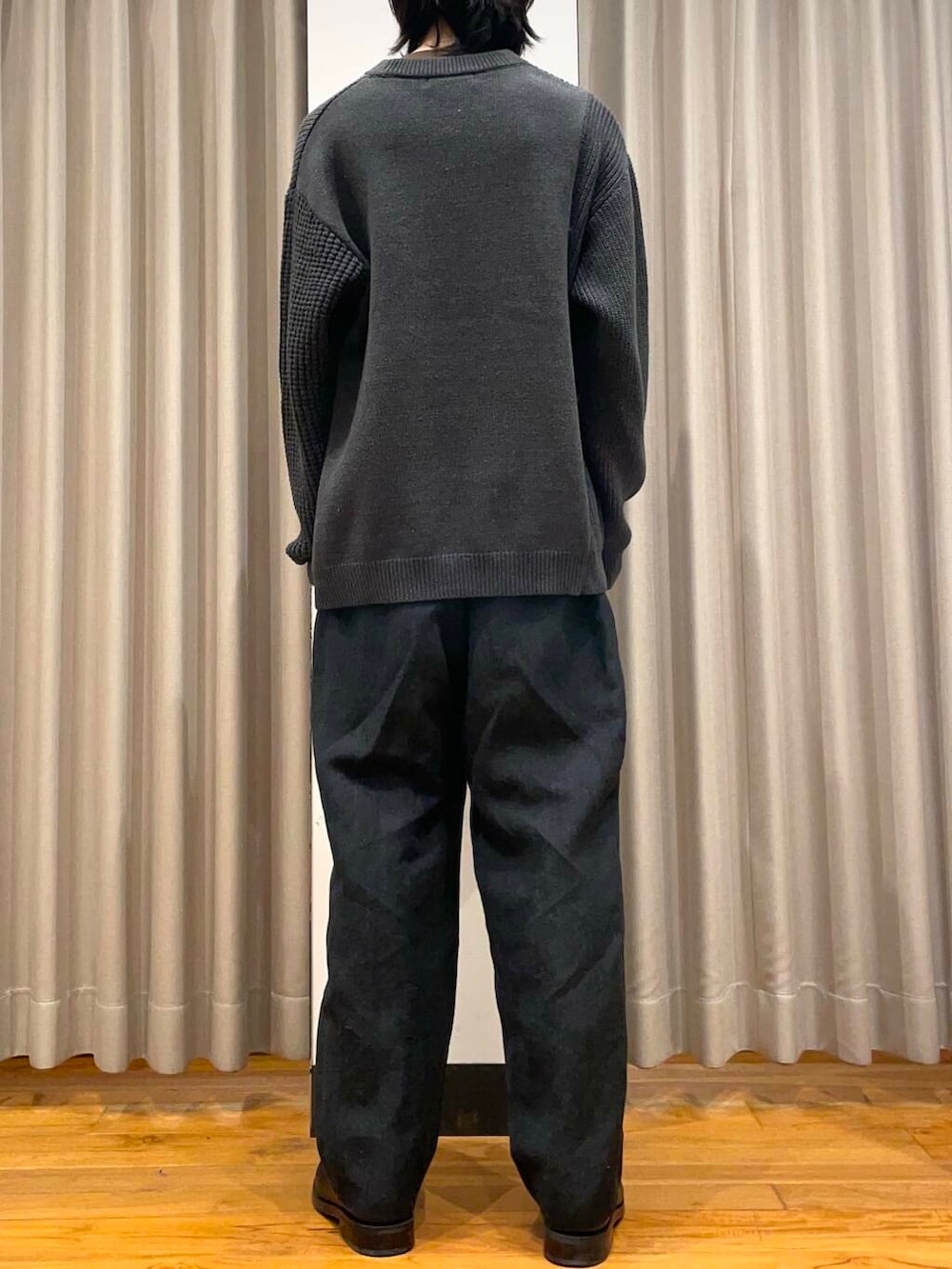 「アーバンリサーチ、ニット、URBANRESEARCH、newarrival」｜「KLEMANのKLEMAN　DALIOR（ローファー、ブラック系）」を使った、RYOさん（メンズ・175cm）の冬コーディネートの4枚目の写真