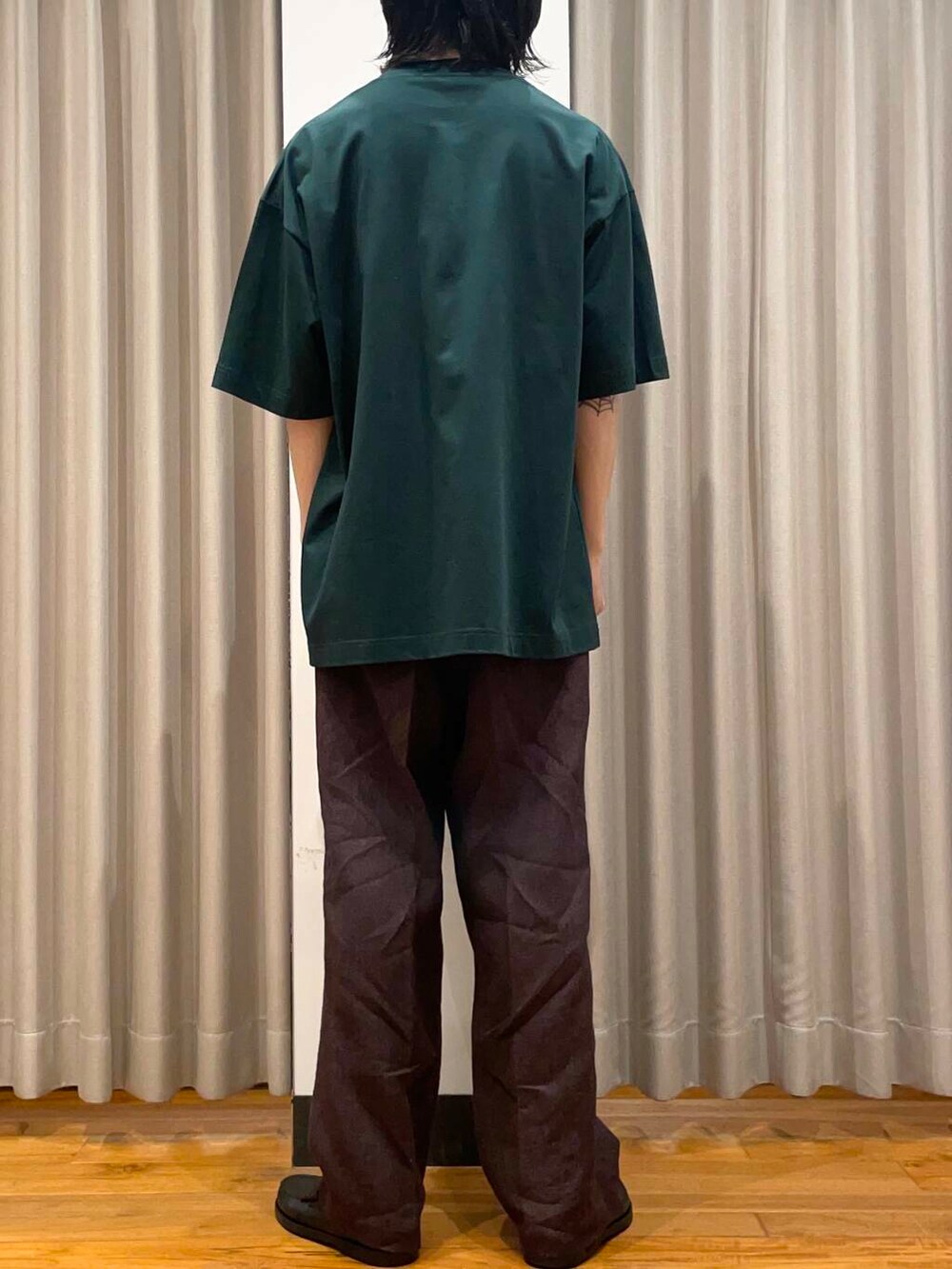 「アーバンリサーチ、URBANRESEARCH、newarrival、farah、初夏のお出かけコーデ、newbasic」｜「URBAN RESEARCHのnew basic　リネンタックスラックス（その他パンツ、ブラウン系）」を使った、RYOさん（メンズ・175cm）の春コーディネートの4枚目の写真