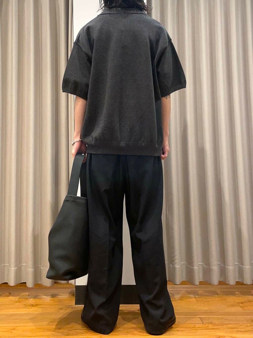 「アーバンリサーチ、別注、URBANRESEARCH、newarrival、aton、初夏のお出かけコーデ」|「ATONの『別注』ATON×URBAN RESEARCH TWO TUCKED EASY PANTS(その他パンツ、ブルー系)」を使った、RYOさん(メンズ・175cm)の春コーディネートの4枚目の写真