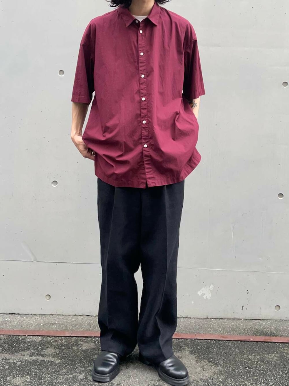 「アーバンリサーチ、URBANRESEARCH、aton、newbasic」｜「ATONのATON　COTTON LAWN OS SHORT-SLEEVE SHIRTS（シャツ/ブラウス、レッド系）」を使った、RYOさん（メンズ・175cm）の夏コーディネートの3枚目の写真