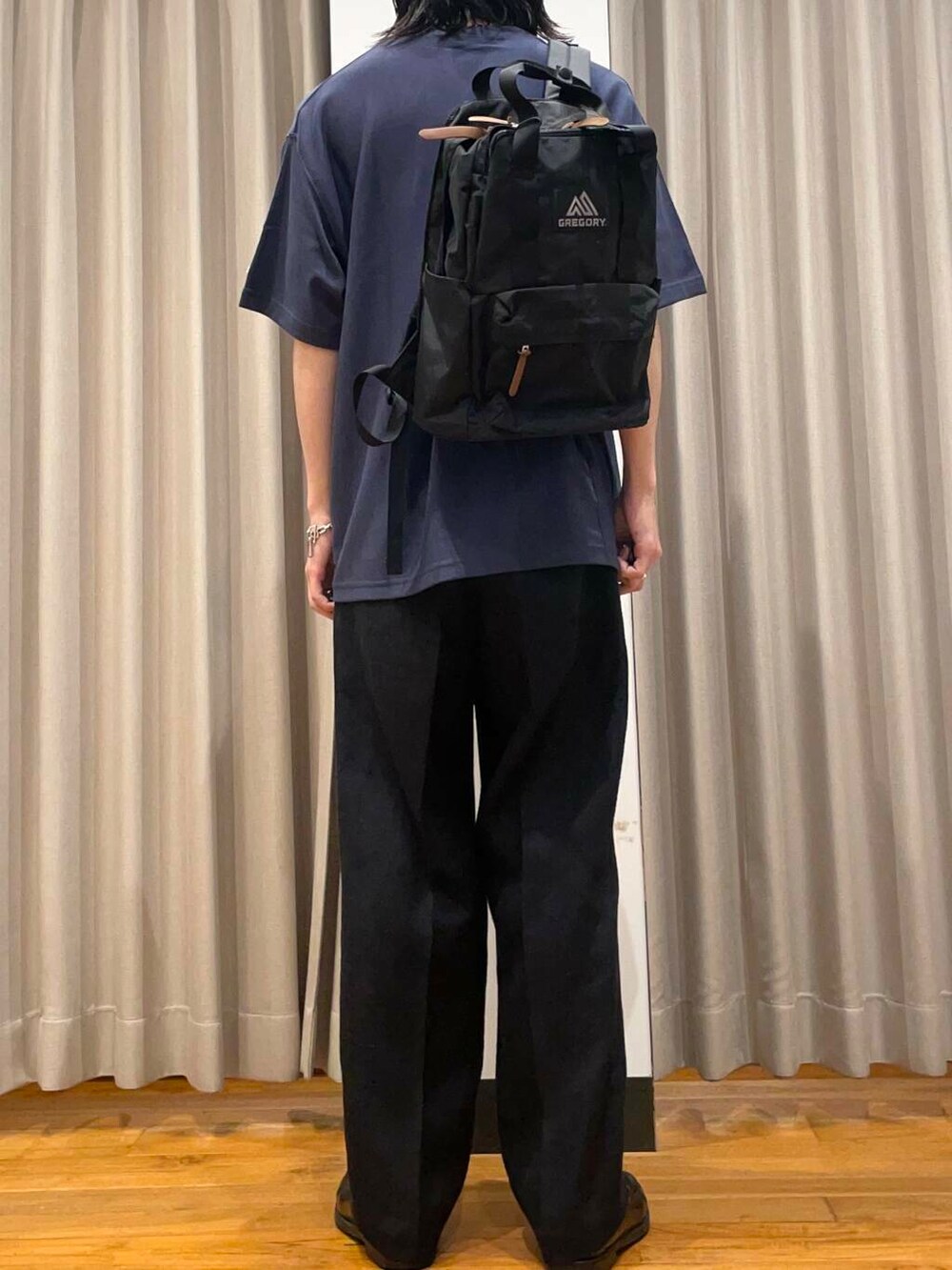 「アーバンリサーチ、URBANRESEARCH、champion、newarrival、URBS」｜「GREGORYのGREGORY　イージーピージーデイ（バックパック/リュック、ブラック系）」を使った、RYOさん（メンズ・175cm）の春コーディネートの4枚目の写真