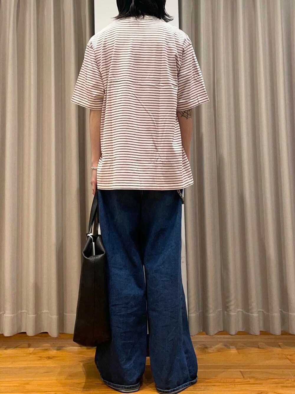 「アーバンリサーチ、lee、URBANRESEARCH、champion、newarrival、きれいめtシャツ」｜「MASTER&CoのMASTER&Co.　GOAT LEATHER TOTE BAG（トートバッグ、ブラック系）」を使った、RYOさん（メンズ・175cm）の春コーディネートの4枚目の写真