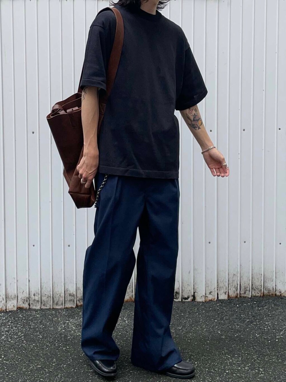 「アーバンリサーチ、URBANRESEARCH、newarrival、きれいめtシャツ、一枚で決まるtシャツ」｜「MASTER&CoのMASTER&Co.　GOAT LEATHER TOTE BAG（トートバッグ、ブラウン系）」を使った、RYOさん（メンズ・175cm）の夏コーディネートの3枚目の写真