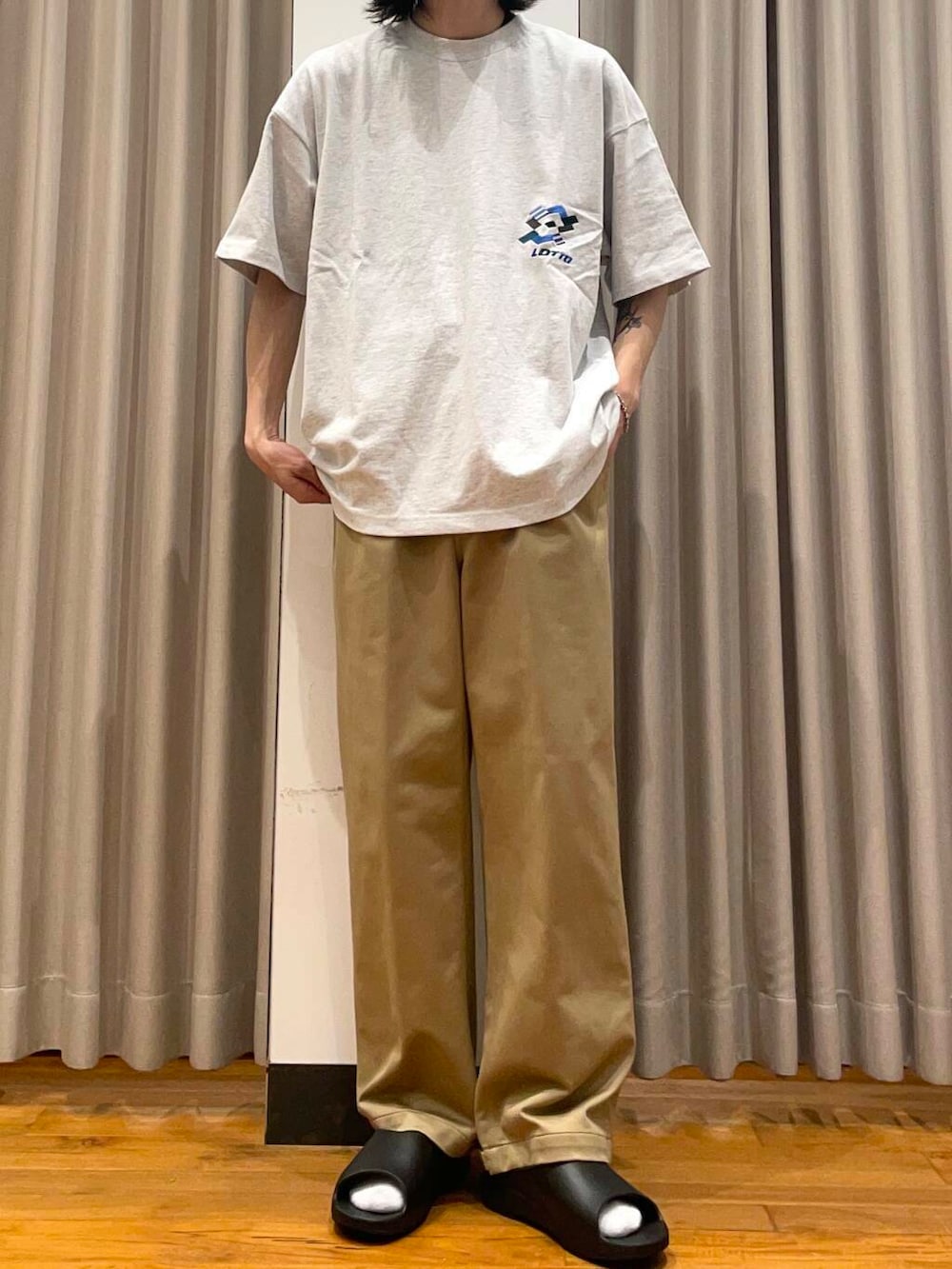 「アーバンリサーチ、URBANRESEARCH、ggg、lotto」｜「LOTTOのLOTTO　WINDMILL LOGO T-SHIRTS（Tシャツ/カットソー、グレー系）」を使った、RYOさん（メンズ・175cm）の春コーディネートの3枚目の写真