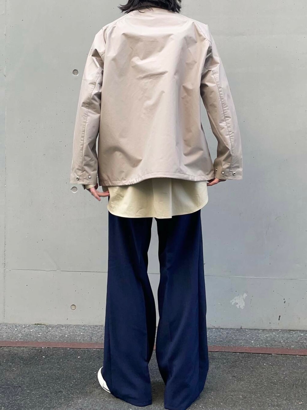 「アーバンリサーチ、別注、URBANRESEARCH、ラングラー、newarrival、newbasic」｜「THOMAS MASONの『一部WEB限定カラー』new basic THOMAS MASON OVER SHIRTS（シャツ/ブラウス、ベージュ系）」を使った、RYOさん（メンズ・175cm）の冬コーディネートの4枚目の写真
