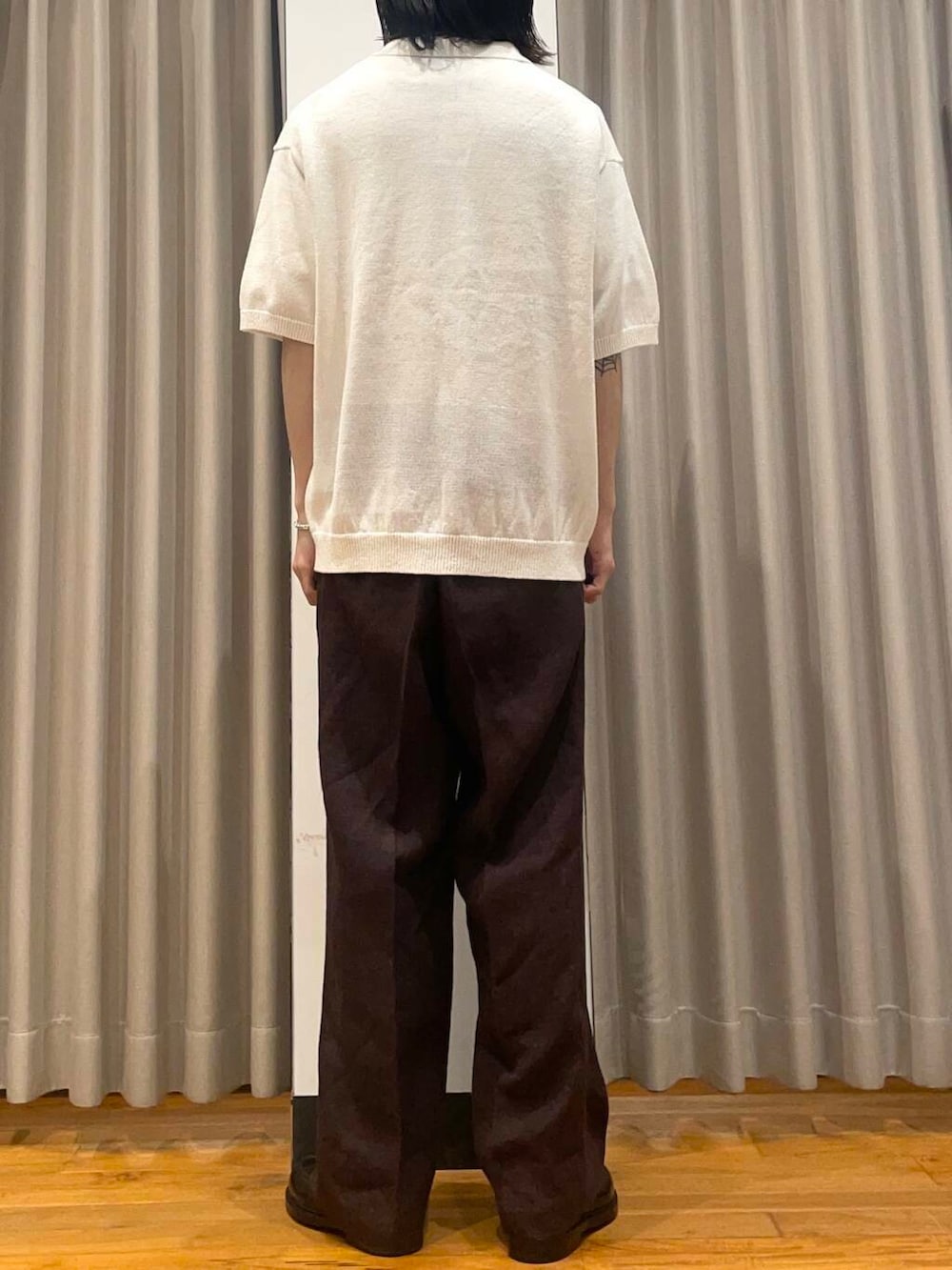 「アーバンリサーチ、URBANRESEARCH、リネン、newarrival、休日スタイル、テーマパークコーデ、スタッフのこれ買いました、外遊びコーデ、newbasic、初夏パンツ」｜「URBAN RESEARCHのnew basic　リネンタックスラックス（その他パンツ、ブラウン系）」を使った、RYOさん（メンズ・175cm）の春コーディネートの4枚目の写真