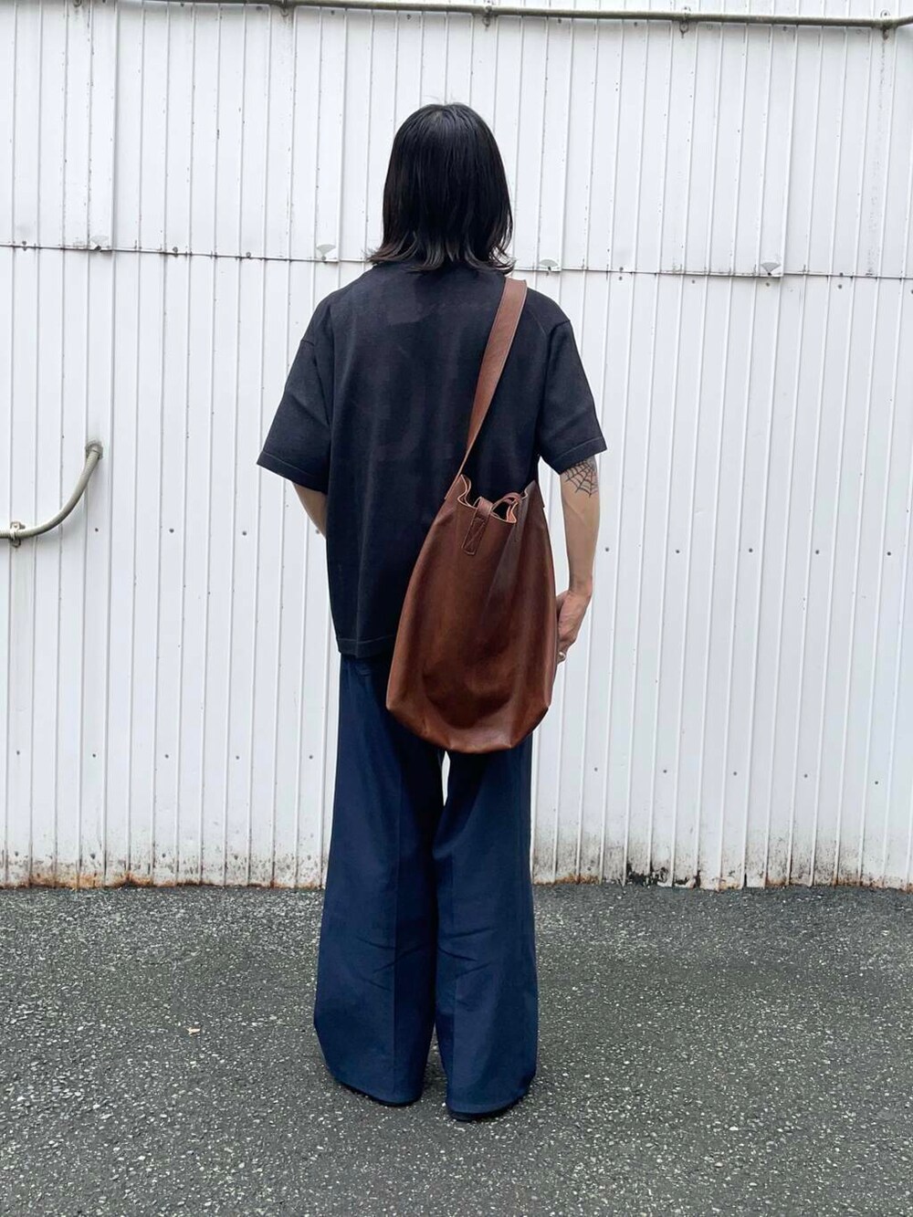 「アーバンリサーチ、URBANRESEARCH、newarrival、きれいめtシャツ、一枚で決まるtシャツ」｜「MASTER&CoのMASTER&Co.　GOAT LEATHER TOTE BAG（トートバッグ、ブラウン系）」を使った、RYOさん（メンズ・175cm）の夏コーディネートの2枚目の写真