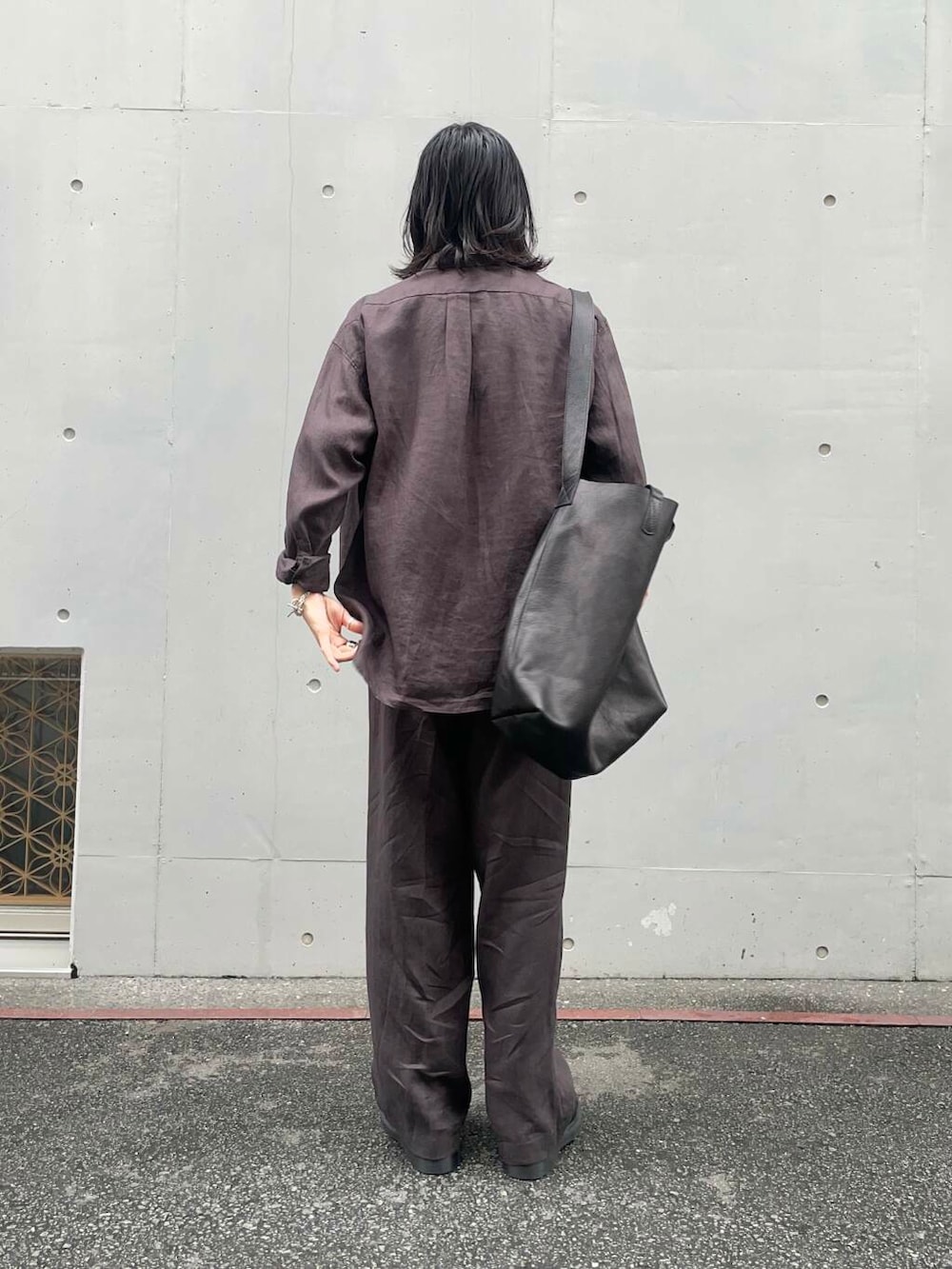 「アーバンリサーチ、URBANRESEARCH、リネン」｜「MASTER&CoのMASTER&Co.　GOAT LEATHER TOTE BAG（トートバッグ、ブラック系）」を使った、RYOさん（メンズ・175cm）の夏コーディネートの2枚目の写真