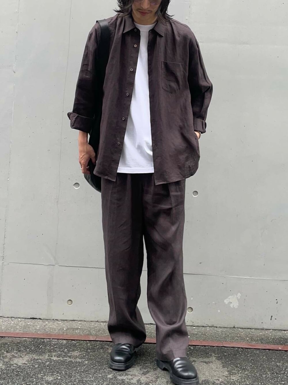 「アーバンリサーチ、URBANRESEARCH、リネン」｜「MASTER&CoのMASTER&Co.　GOAT LEATHER TOTE BAG（トートバッグ、ブラック系）」を使った、RYOさん（メンズ・175cm）の夏コーディネートの3枚目の写真