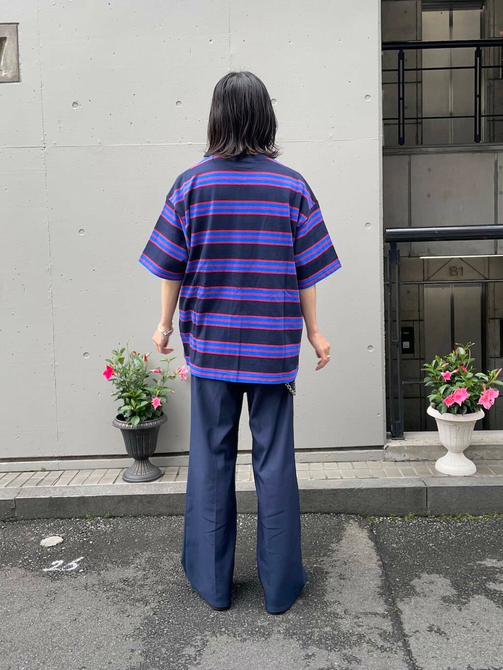 「アーバンリサーチ、URBANRESEARCH、newarrival、lotto、一枚で決まるtシャツ」｜「LOTTOのLOTTO　MULTI BORDER T-SHIRTS（Tシャツ/カットソー、ブルー系）」を使った、RYOさん（メンズ・175cm）の夏コーディネートの2枚目の写真