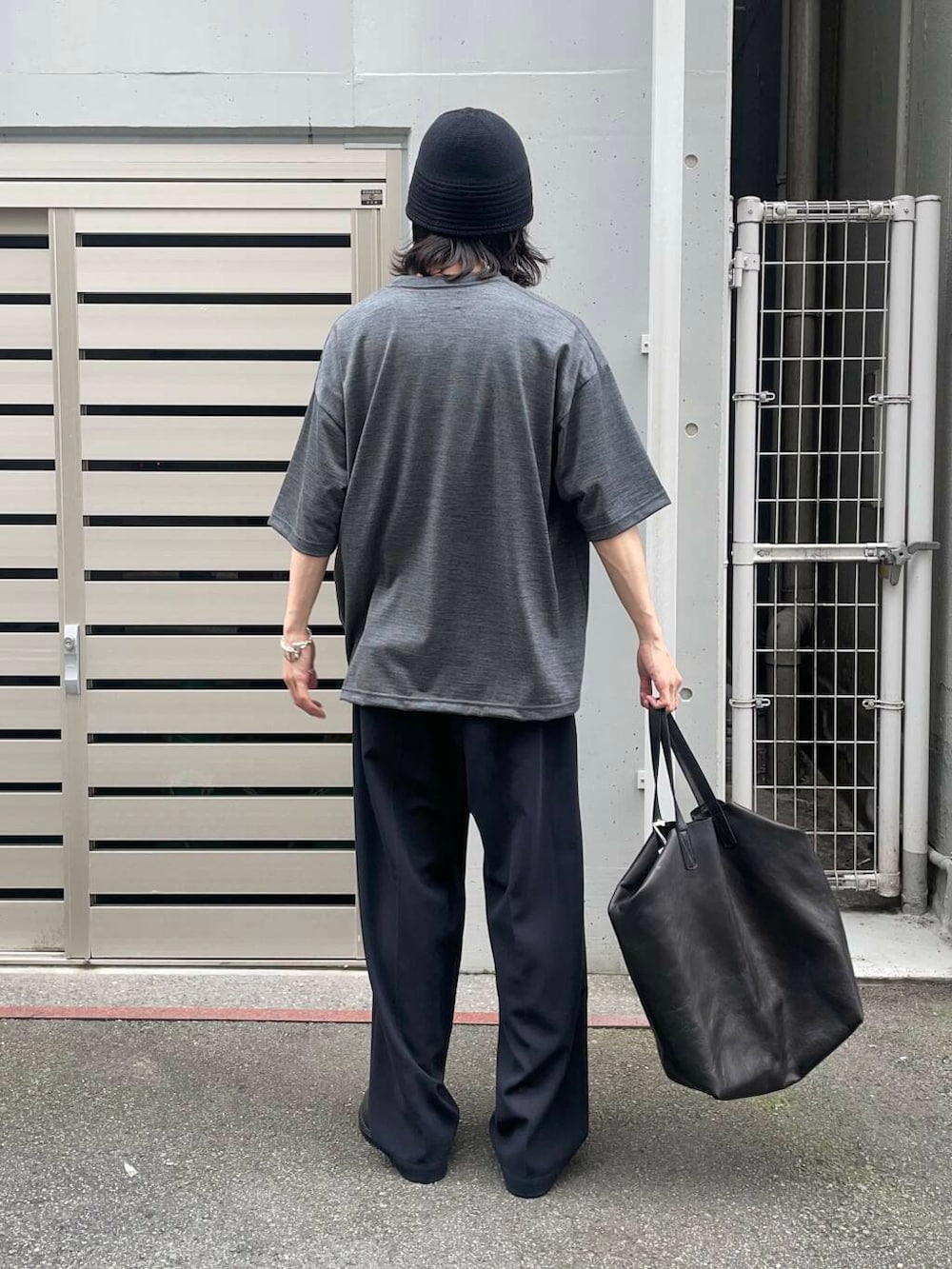 「アーバンリサーチ、URBANRESEARCH、newarrival、aton、きれいめtシャツ、スタッフのこれ買いました、newbasic、初夏パンツ」｜「MASTER&CoのMASTER&Co.　GOAT LEATHER TOTE BAG（トートバッグ、ブラック系）」を使った、RYOさん（メンズ・175cm）の夏コーディネートの2枚目の写真