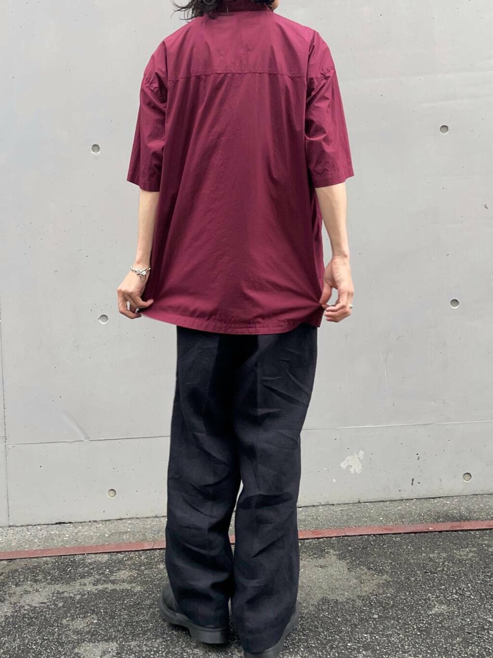 「アーバンリサーチ、URBANRESEARCH、aton、newbasic」｜「ATONのATON　COTTON LAWN OS SHORT-SLEEVE SHIRTS（シャツ/ブラウス、レッド系）」を使った、RYOさん（メンズ・175cm）の夏コーディネートの4枚目の写真