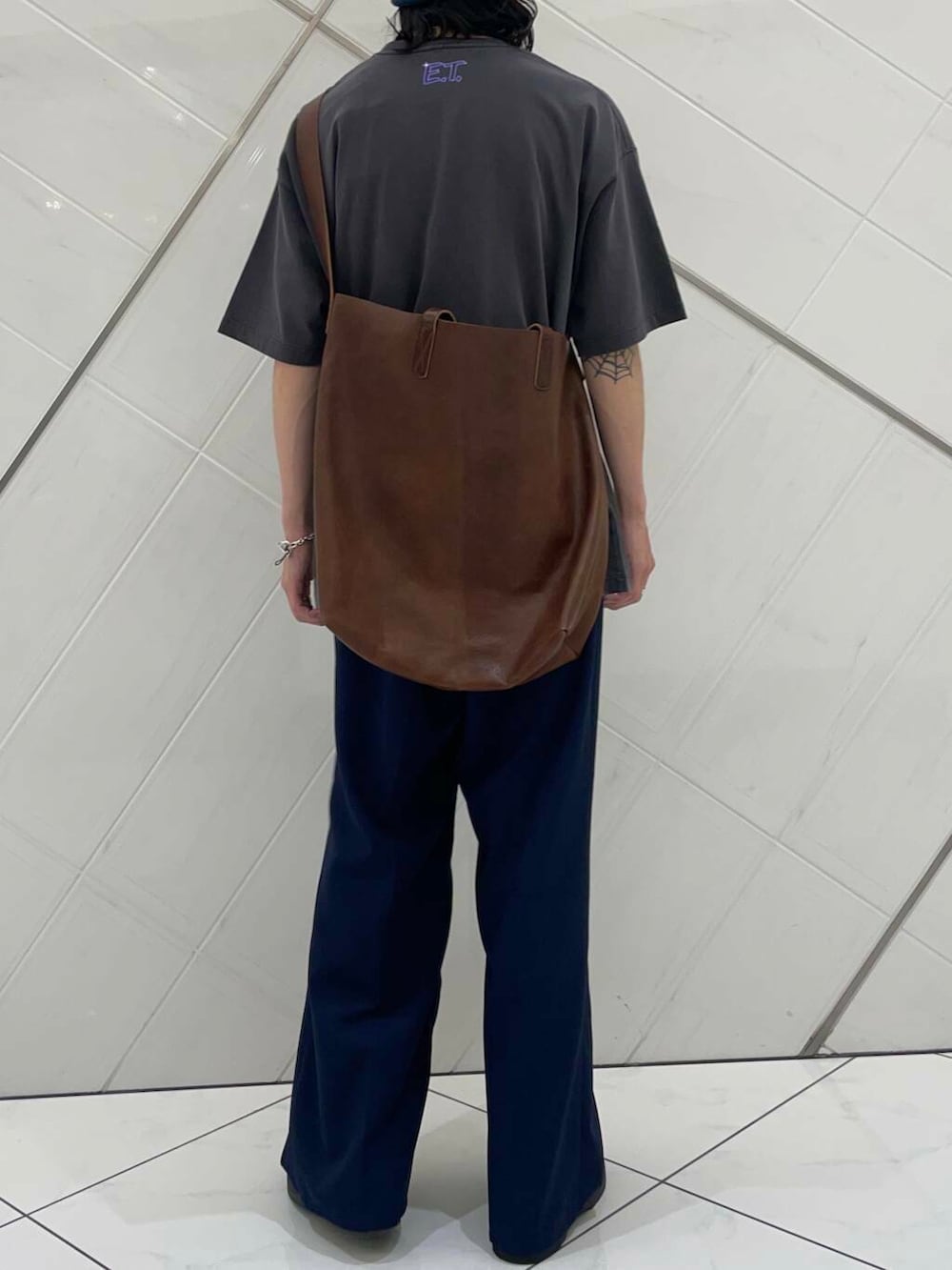 「アーバンリサーチ、URBANRESEARCH、newarrival、一枚で決まるtシャツ」｜「MASTER&CoのMASTER&Co.　GOAT LEATHER TOTE BAG（トートバッグ、ブラウン系）」を使った、RYOさん（メンズ・175cm）の夏コーディネートの4枚目の写真
