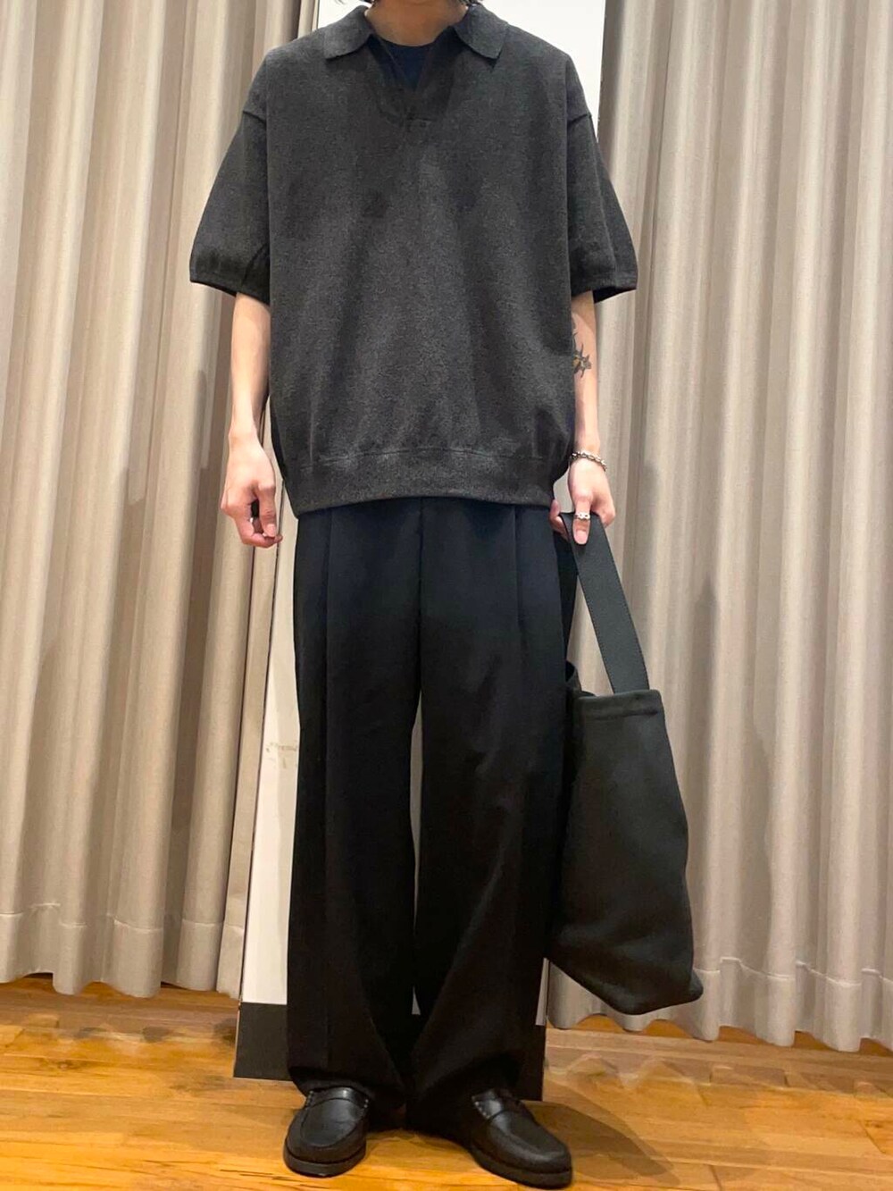 「アーバンリサーチ、別注、URBANRESEARCH、newarrival、aton、初夏のお出かけコーデ」|「ATONの『別注』ATON×URBAN RESEARCH TWO TUCKED EASY PANTS(その他パンツ、ブルー系)」を使った、RYOさん(メンズ・175cm)の春コーディネートの3枚目の写真