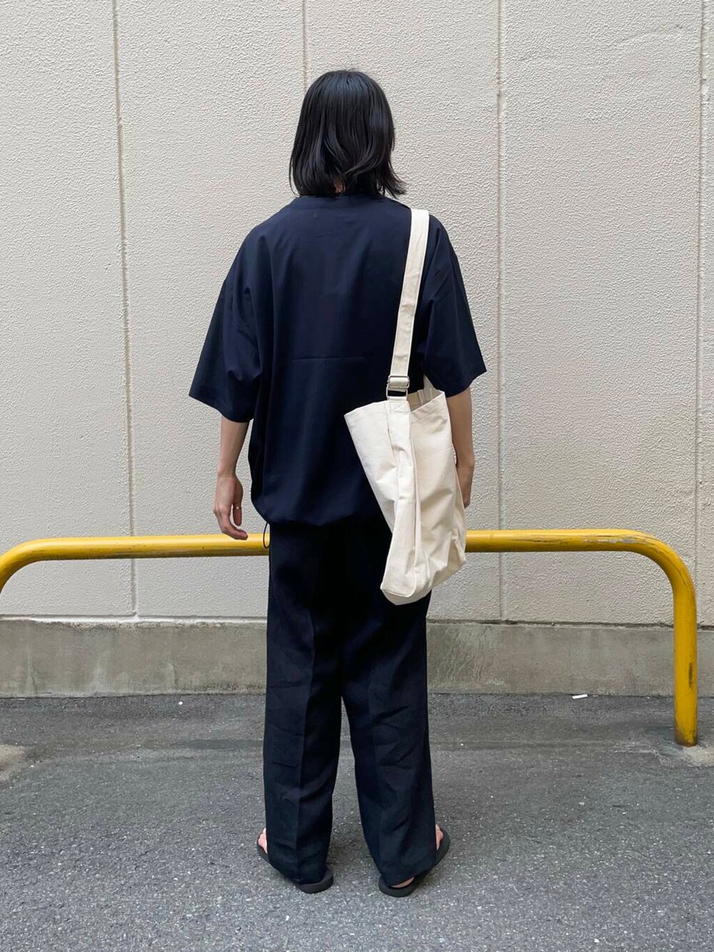 「アーバンリサーチ、URBANRESEARCH、newarrival、きれいめtシャツ」｜「URBAN RESEARCHのnew basic　リネンタックスラックス（その他パンツ、ブルー系）」を使った、RYOさん（メンズ・175cm）の春コーディネートの2枚目の写真