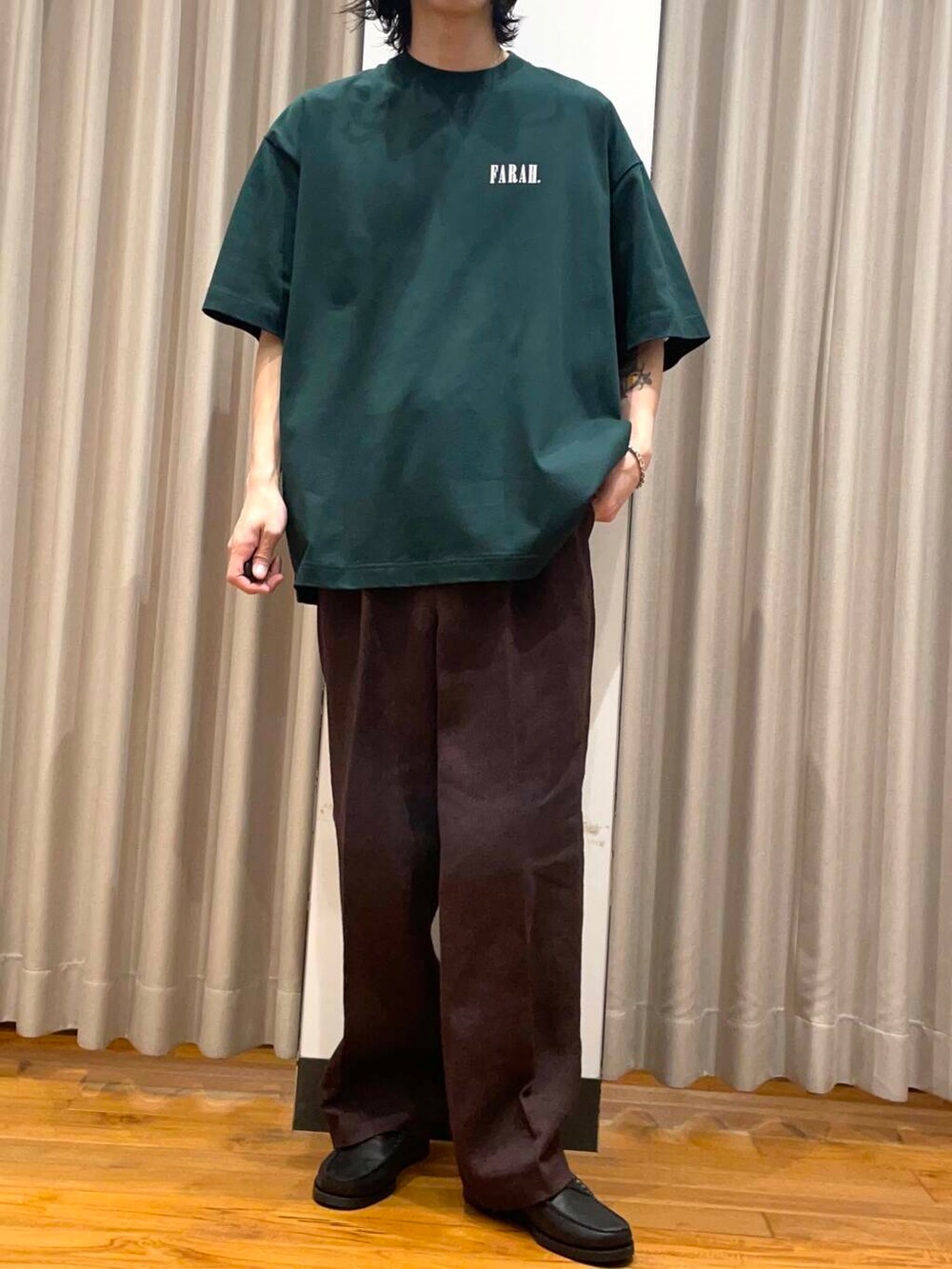 「アーバンリサーチ、URBANRESEARCH、newarrival、farah、初夏のお出かけコーデ、newbasic」｜「URBAN RESEARCHのnew basic　リネンタックスラックス（その他パンツ、ブラウン系）」を使った、RYOさん（メンズ・175cm）の春コーディネートの3枚目の写真