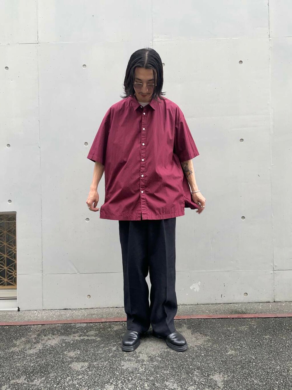 「アーバンリサーチ、URBANRESEARCH、aton、newbasic」｜「ATONのATON　COTTON LAWN OS SHORT-SLEEVE SHIRTS（シャツ/ブラウス、レッド系）」を使った、RYOさん（メンズ・175cm）の夏コーディネートの5枚目の写真