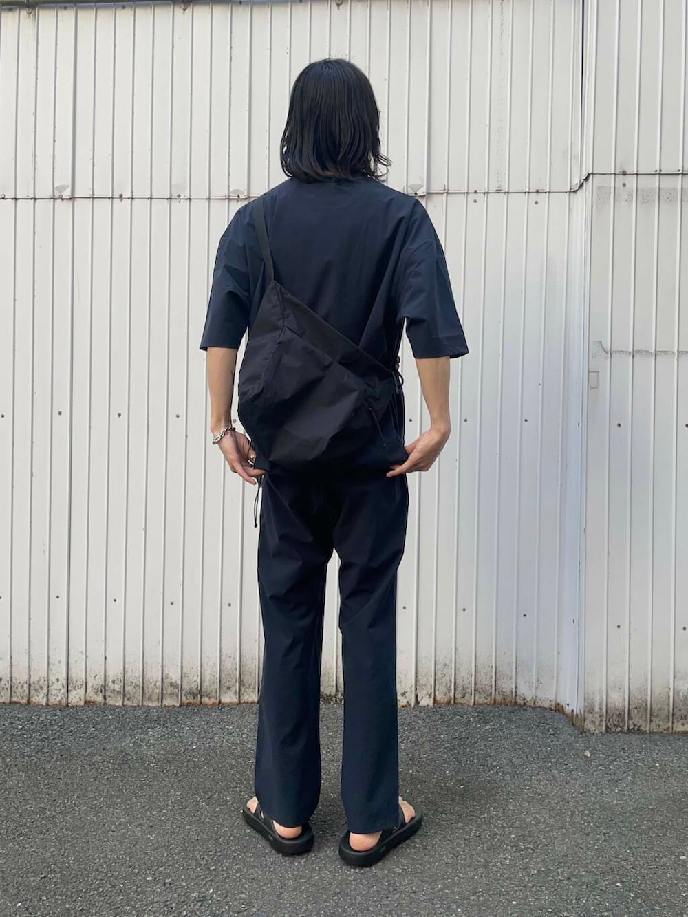 「アーバンリサーチ、URBANRESEARCH、newarrival、サンダルコーデ」｜「Gramicciの『別注』Gramicci　SOLOTEXストレッチタックパンツ（その他パンツ、ブルー系）」を使った、RYOさん（メンズ・175cm）の春コーディネートの2枚目の写真