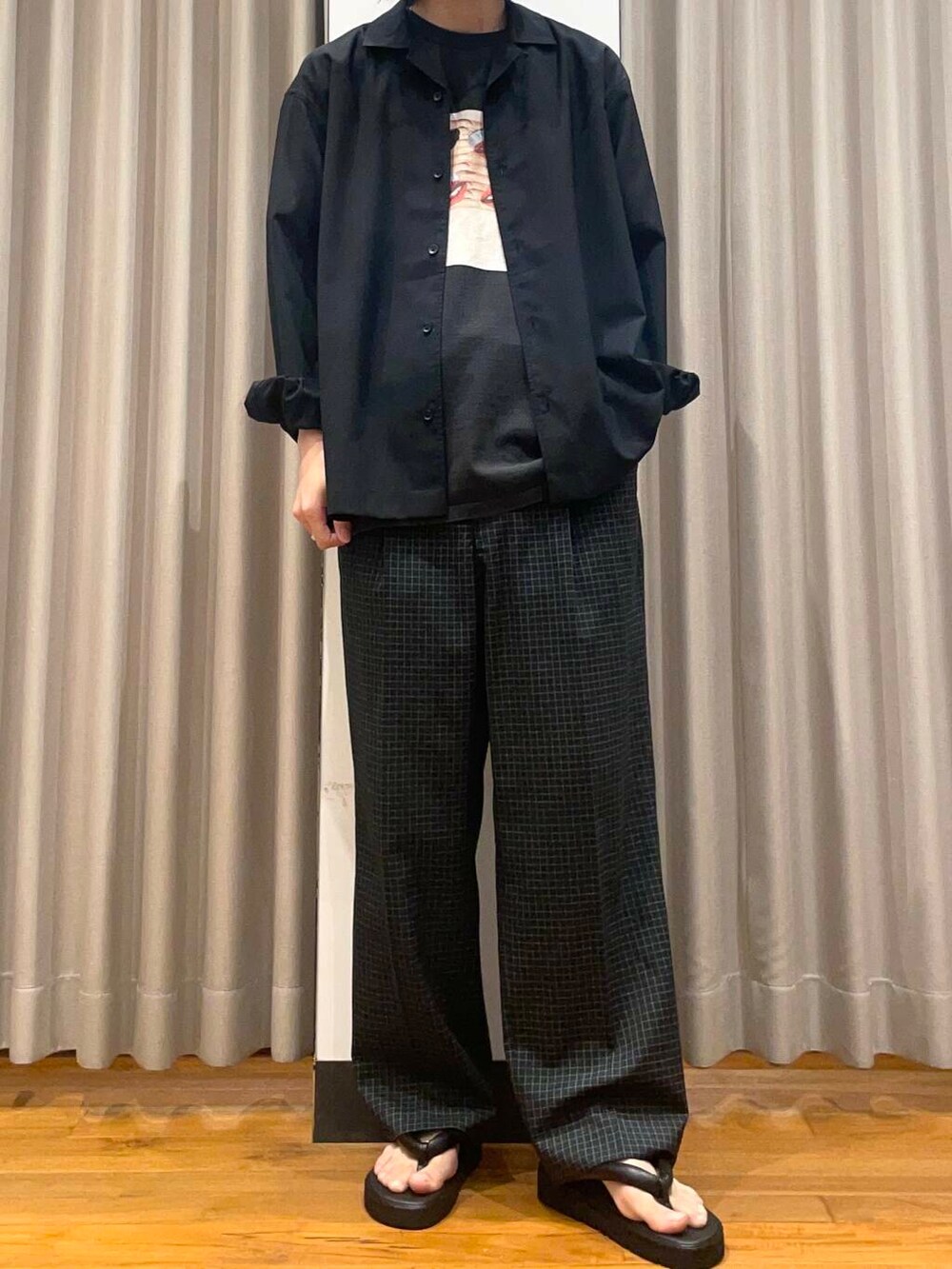 「アーバンリサーチ、URBANRESEARCH、newarrival、brooksbrothers、farah、newbasic」｜「BROOKS BROTHERSの『別注』BROOKS BROTHERS×UR　OPEN COLLAR L/S SHIRTS（シャツ/ブラウス、ブラック系）」を使った、RYOさん（メンズ・175cm）の春コーディネートの3枚目の写真