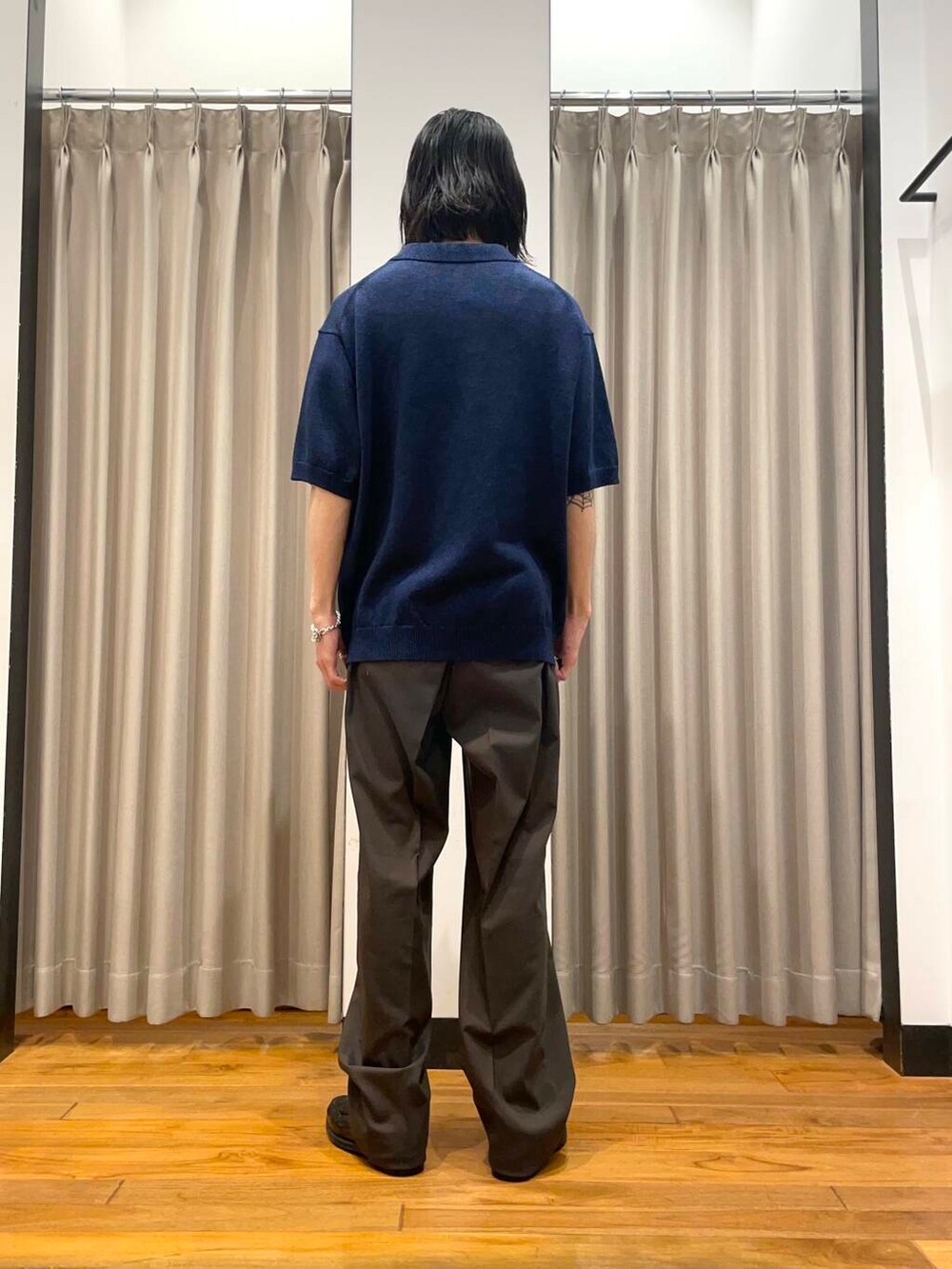 「アーバンリサーチ、URBANRESEARCH、newarrival、newbasic」|「BROOKS BROTHERSの『別注』BROOKS BROTHERS×UR TWO INTUCK TROUSERS(その他パンツ、ブラウン系)」を使った、RYOさん(メンズ・175cm)の春コーディネートの2枚目の写真