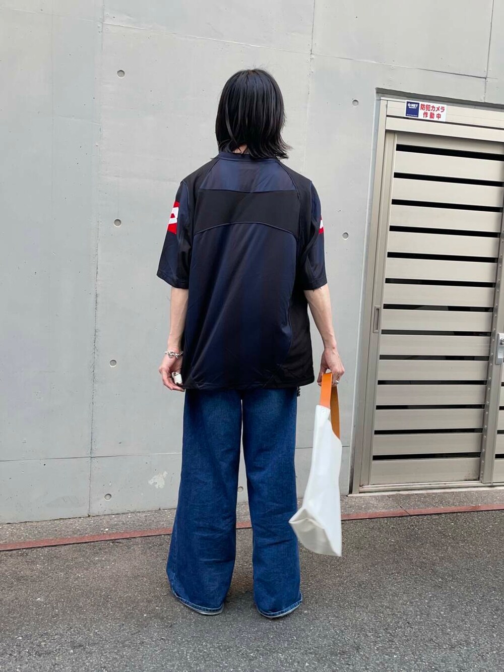「アーバンリサーチ、URBANRESEARCH、newarrival、lotto」｜「LOTTOのLOTTO　STRIPE GAME SHIRTS（Tシャツ/カットソー、ブラック系）」を使った、RYOさん（メンズ・175cm）の春コーディネートの2枚目の写真