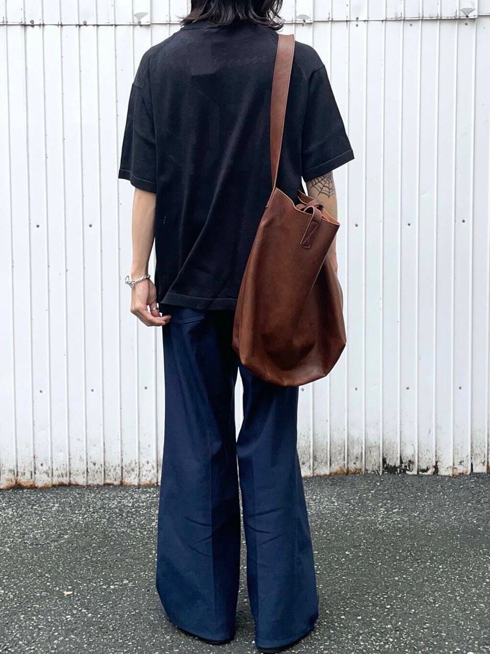 「アーバンリサーチ、URBANRESEARCH、newarrival、きれいめtシャツ、一枚で決まるtシャツ」｜「MASTER&CoのMASTER&Co.　GOAT LEATHER TOTE BAG（トートバッグ、ブラウン系）」を使った、RYOさん（メンズ・175cm）の夏コーディネートの4枚目の写真
