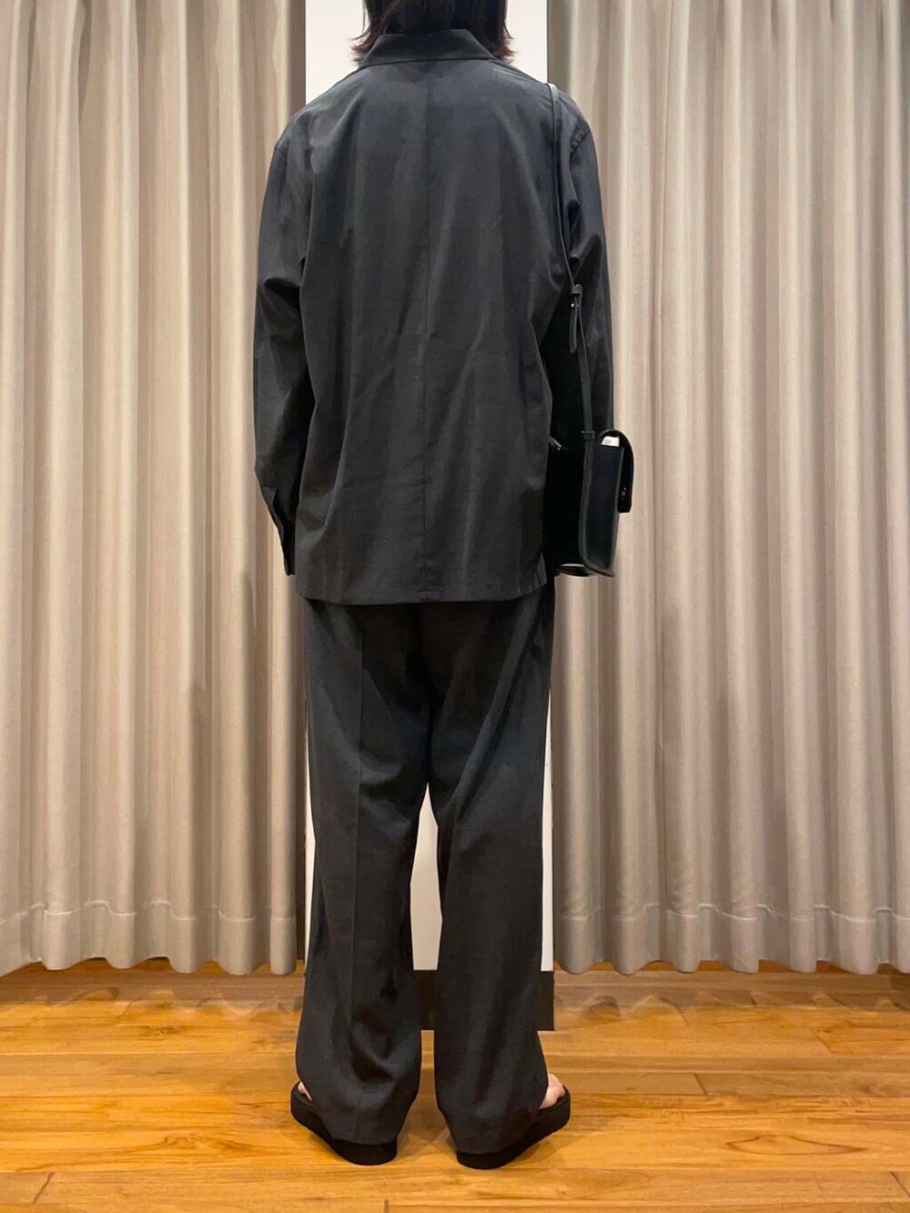 「アーバンリサーチ、別注、URBANRESEARCH、newarrival、aton、即戦力シャツコーデ」｜「ATONの『別注』ATON×URBAN RESEARCH　OVERSIZED SHIRTS（シャツ/ブラウス、グレー系）」を使った、RYOさん（メンズ・175cm）の春コーディネートの4枚目の写真