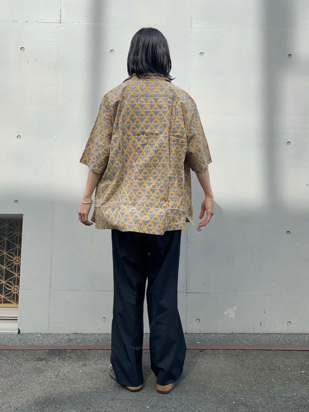 「アーバンリサーチ、URBANRESEARCH、newarrival、farah」｜「BIRKENSTOCKのBIRKENSTOCK　Exclusive Zurich(Narrow)（サンダル、グレー系）」を使った、RYOさん（メンズ・175cm）の春コーディネートの2枚目の写真