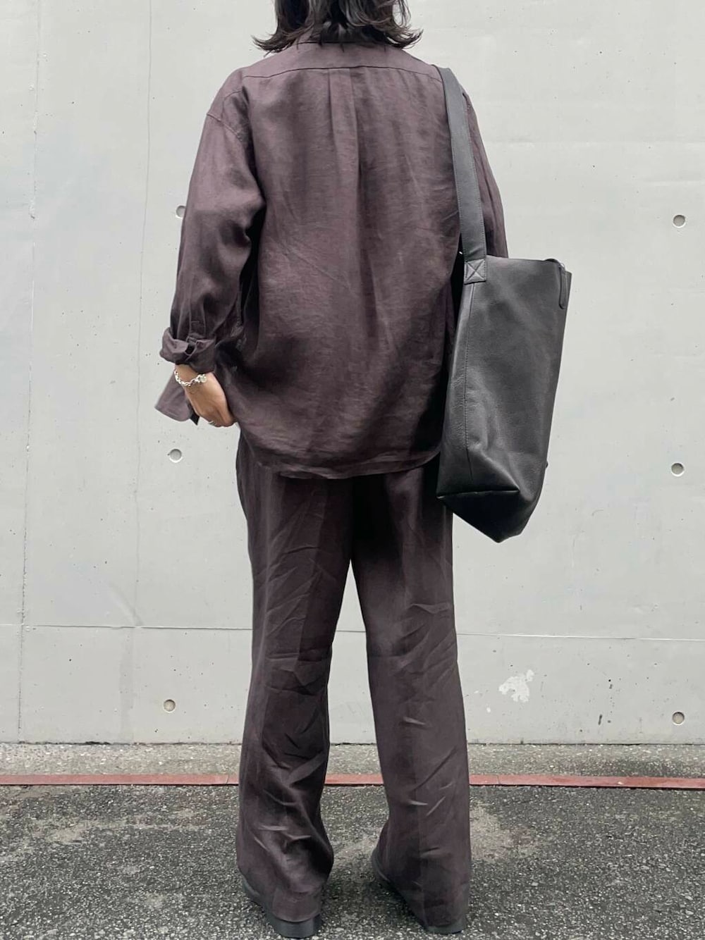 「アーバンリサーチ、URBANRESEARCH、リネン」｜「MASTER&CoのMASTER&Co.　GOAT LEATHER TOTE BAG（トートバッグ、ブラック系）」を使った、RYOさん（メンズ・175cm）の夏コーディネートの4枚目の写真