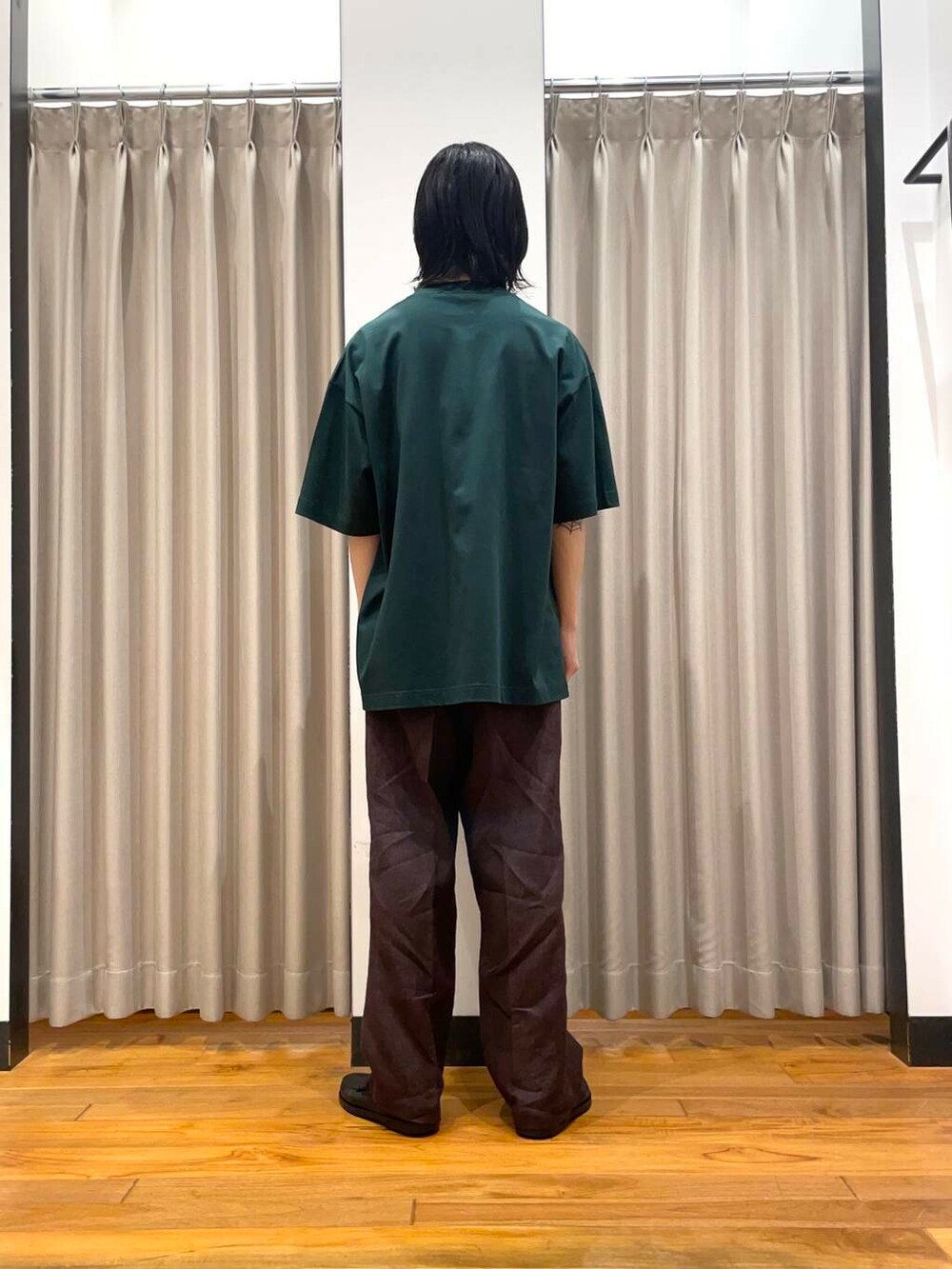 「アーバンリサーチ、URBANRESEARCH、newarrival、farah、初夏のお出かけコーデ、newbasic」｜「URBAN RESEARCHのnew basic　リネンタックスラックス（その他パンツ、ブラウン系）」を使った、RYOさん（メンズ・175cm）の春コーディネートの2枚目の写真