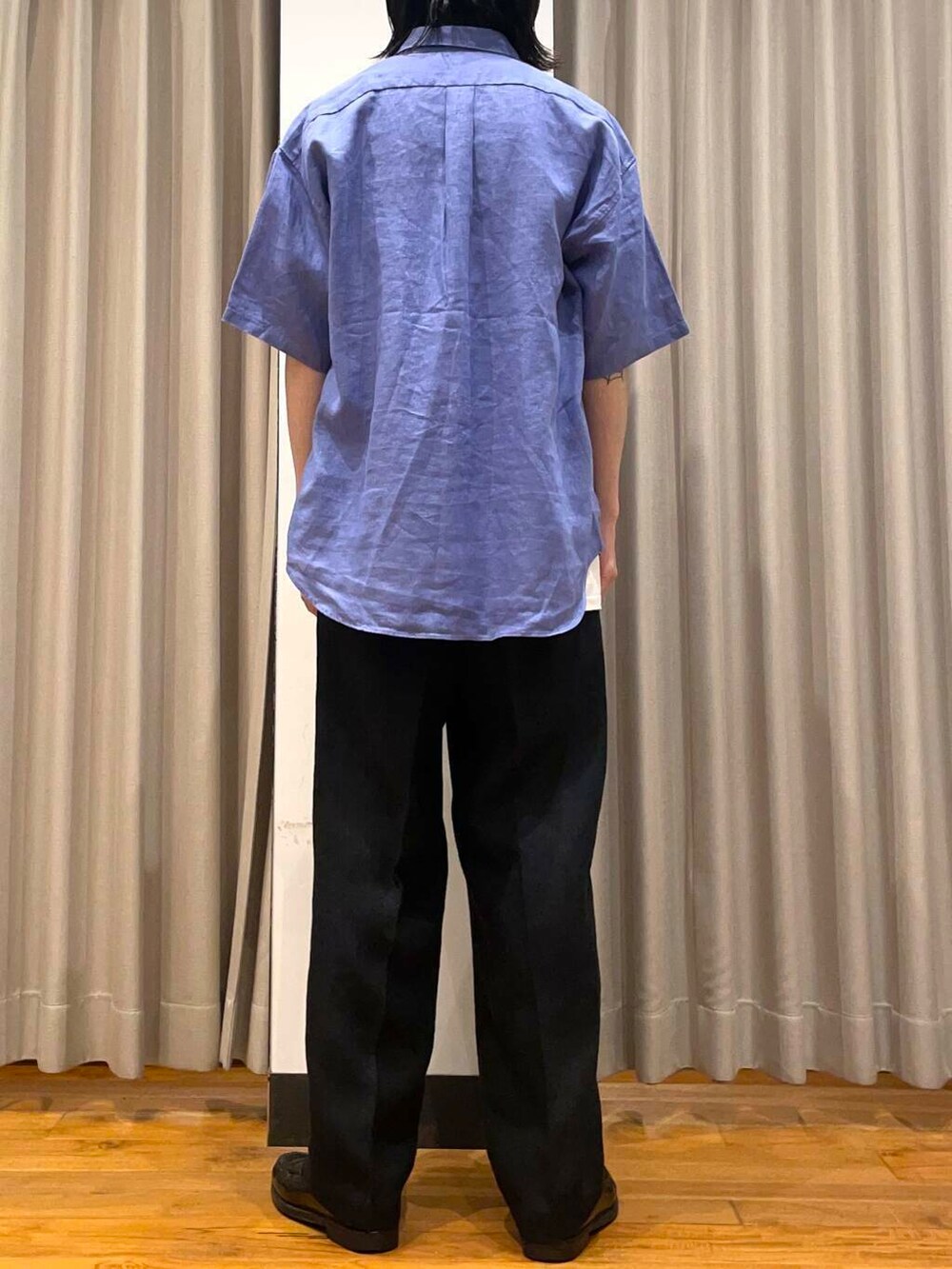 「アーバンリサーチ、URBANRESEARCH、リネン、newarrival」｜「URBAN RESEARCHのnew basic　リネンタックスラックス（その他パンツ、ブルー系）」を使った、RYOさん（メンズ・175cm）の春コーディネートの4枚目の写真