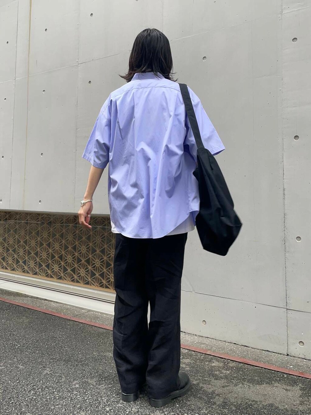 「アーバンリサーチ、URBANRESEARCH、リネン、きれいめtシャツ、newbasic」｜「URBAN RESEARCHのnew basic　THOMAS MASON SHORT-SLEEVE OVER SHIRTS（シャツ/ブラウス、ブルー系）」を使った、RYOさん（メンズ・175cm）の夏コーディネートの2枚目の写真