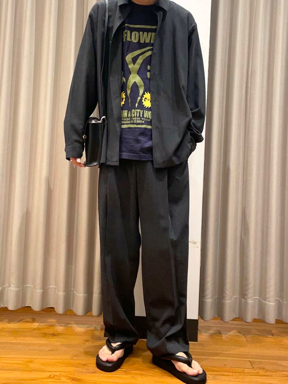 「アーバンリサーチ、別注、URBANRESEARCH、newarrival、aton、即戦力シャツコーデ」｜「ATONの『別注』ATON×URBAN RESEARCH　OVERSIZED SHIRTS（シャツ/ブラウス、グレー系）」を使った、RYOさん（メンズ・175cm）の春コーディネートの5枚目の写真